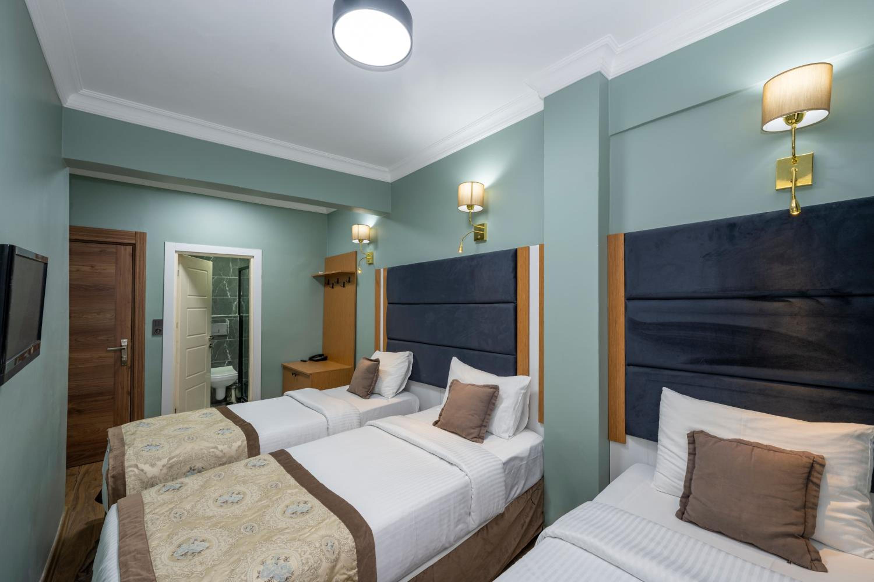 Standard Triple Room photo 2