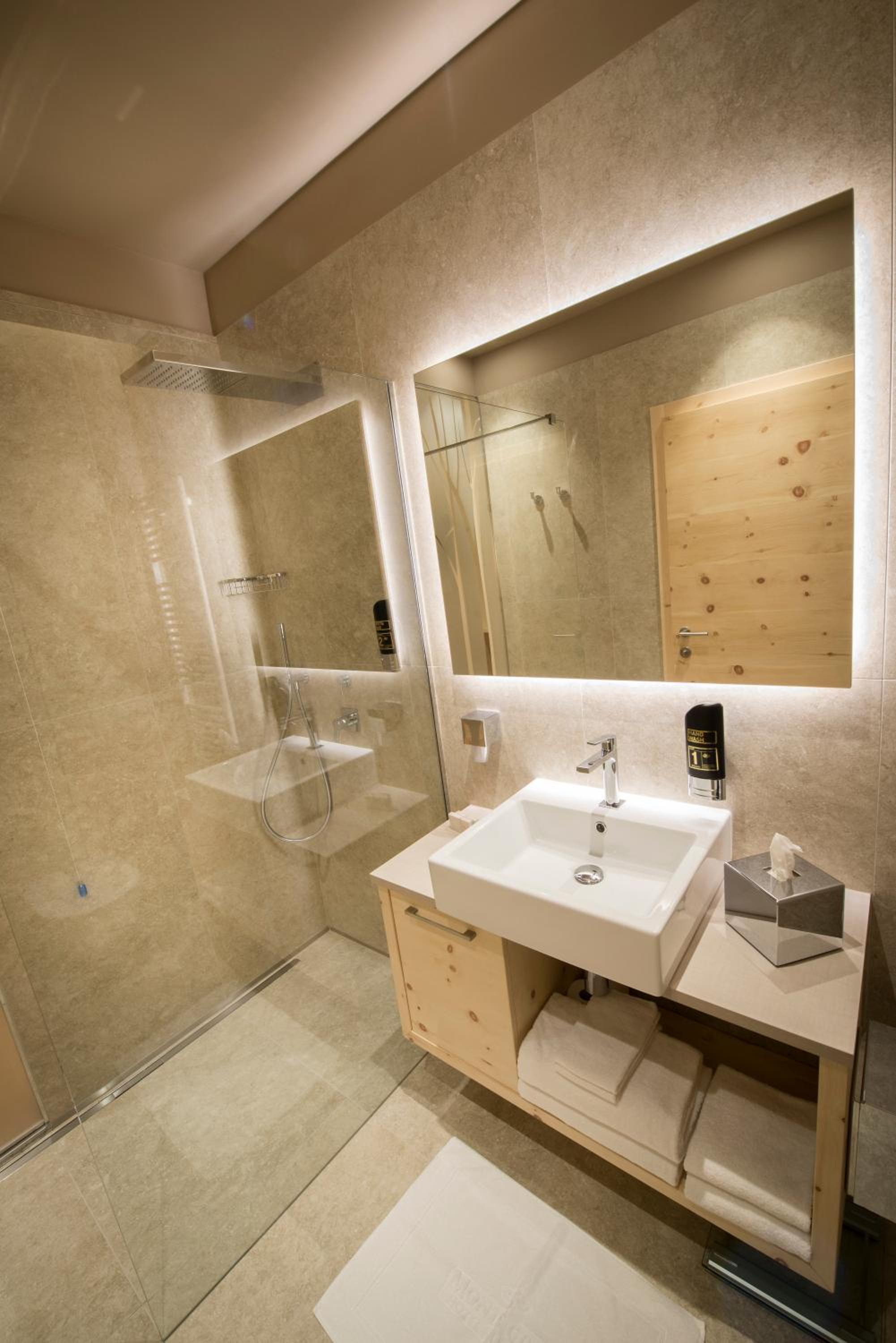 Deluxe Junior Suite - Photo 4