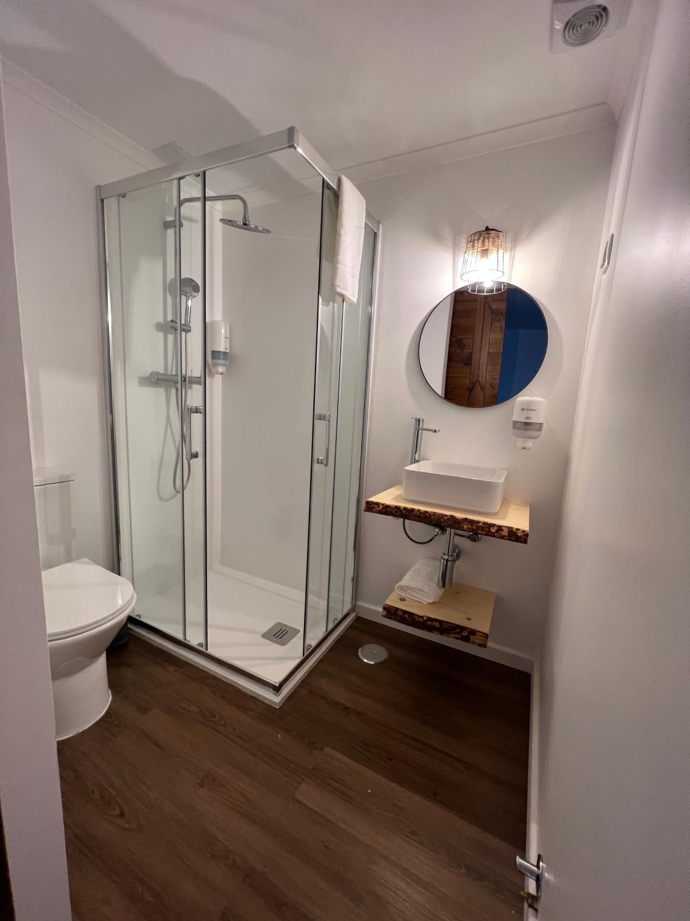 Twin Room with Private Bathroom photo 2
