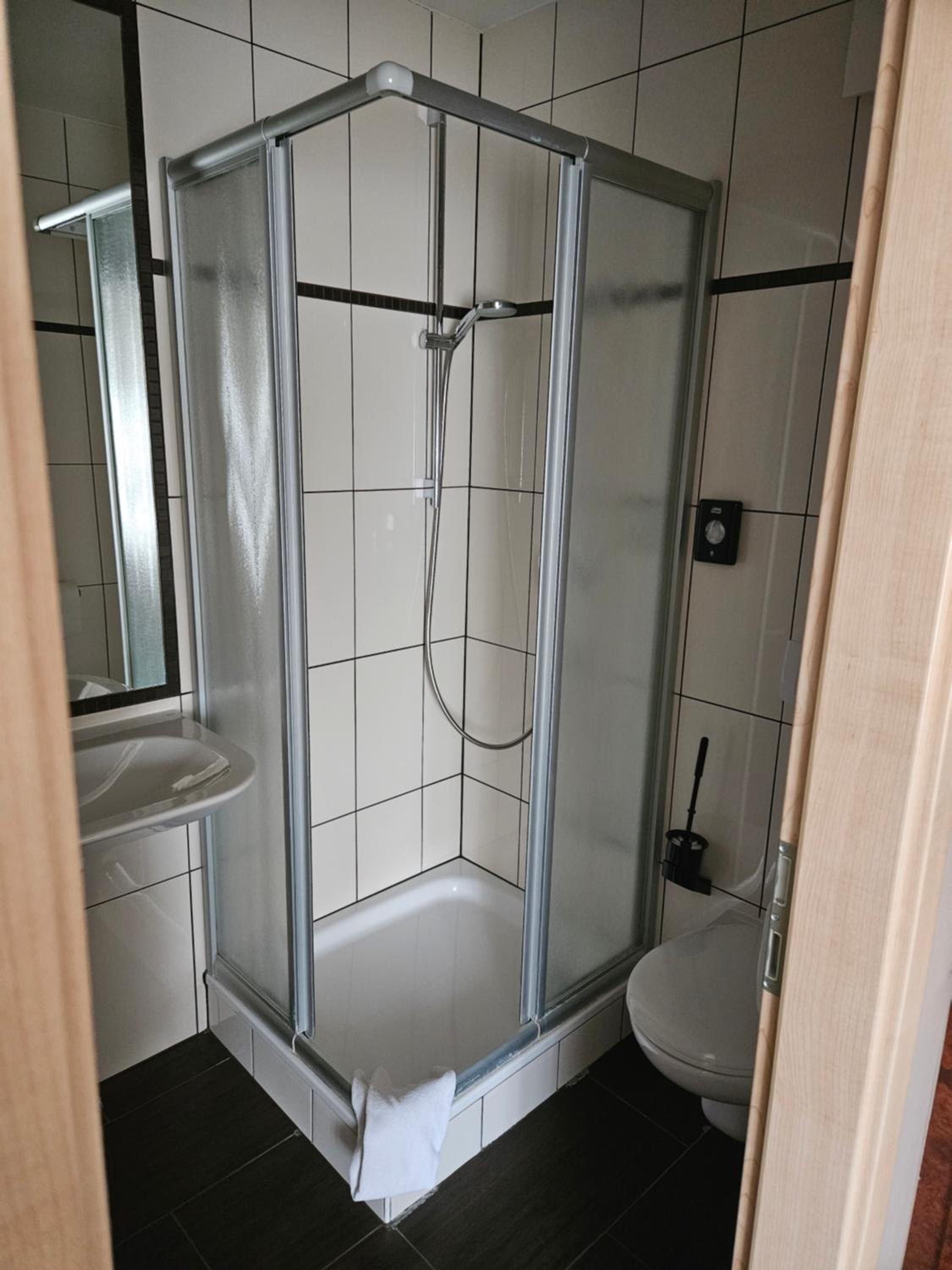 Standard Twin Room - Photo 4