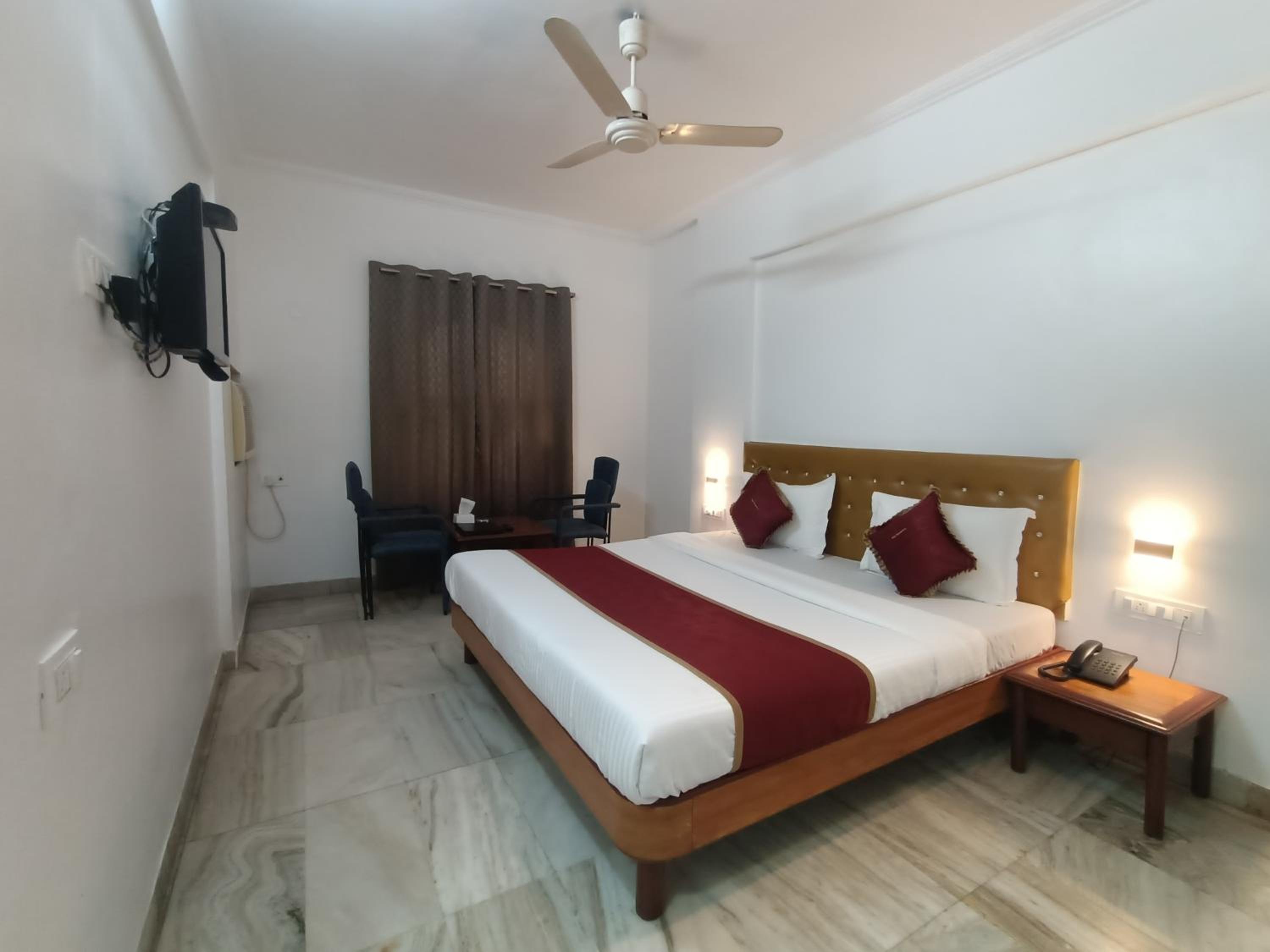 Deluxe Room - Photo 16