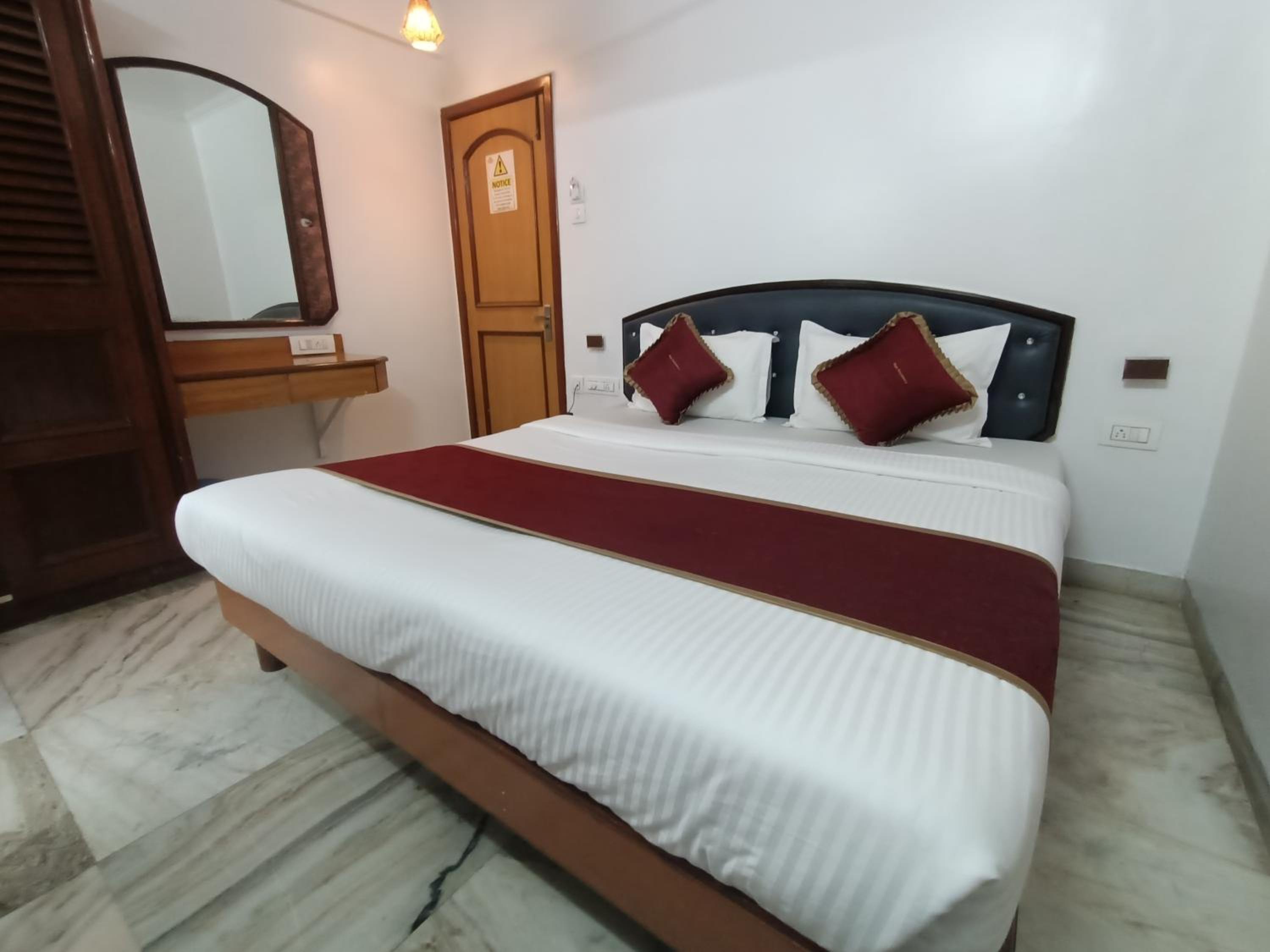 Standard Double Room - Photo 8
