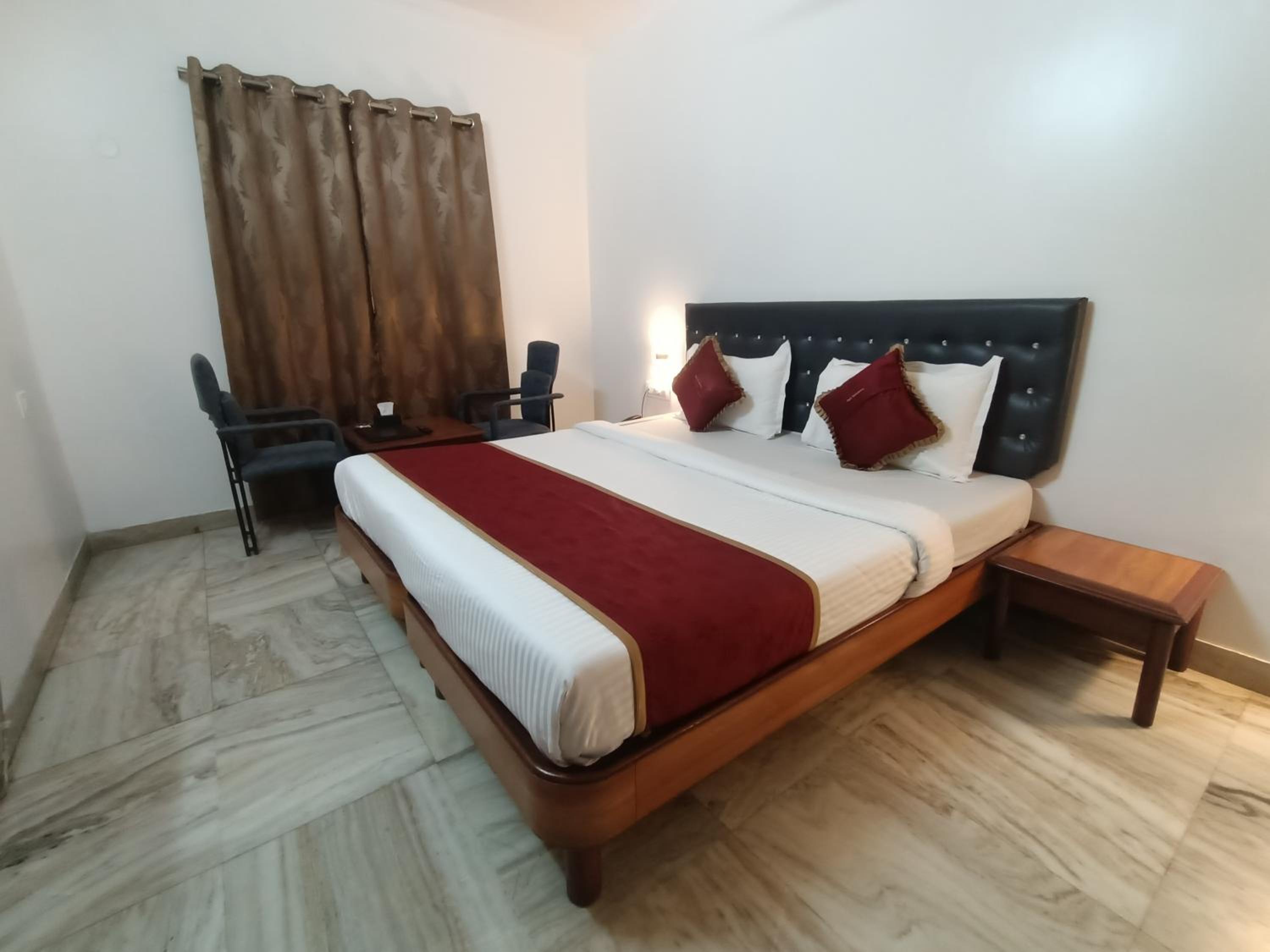 Deluxe Room - Photo 25