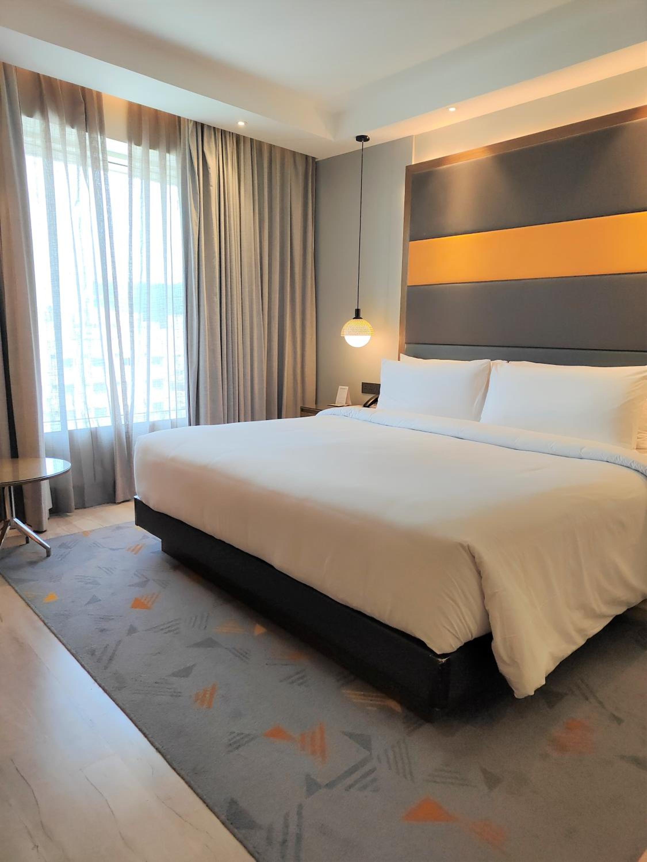 Club Room King Bed 