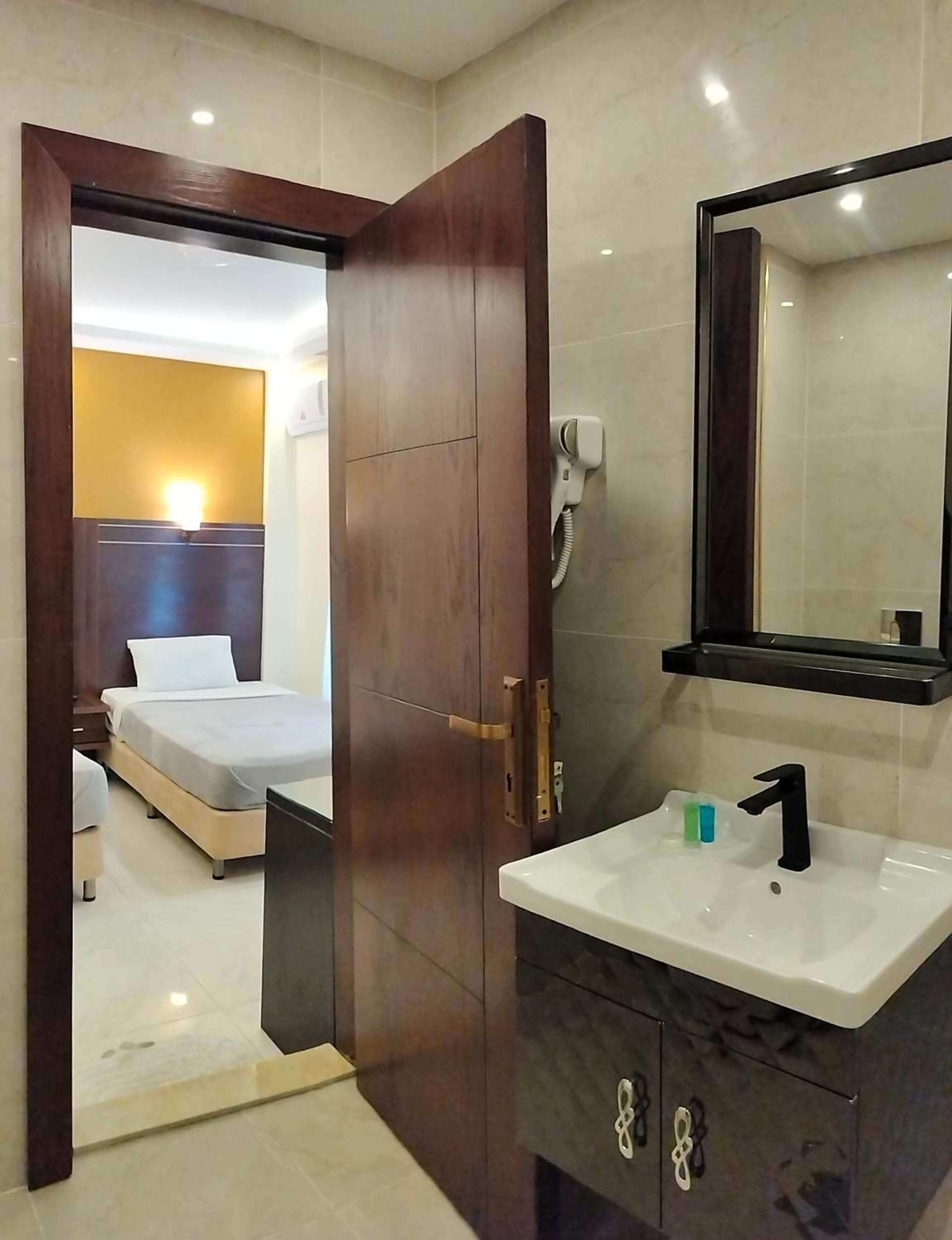Deluxe Double or Twin Room - Photo 11