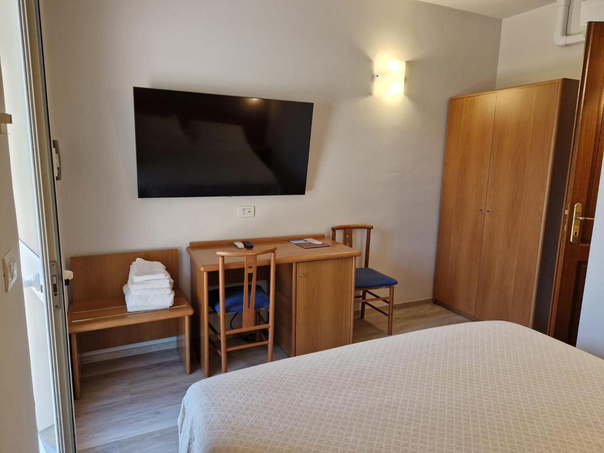 Double Room with Patio and View  - Photo 19