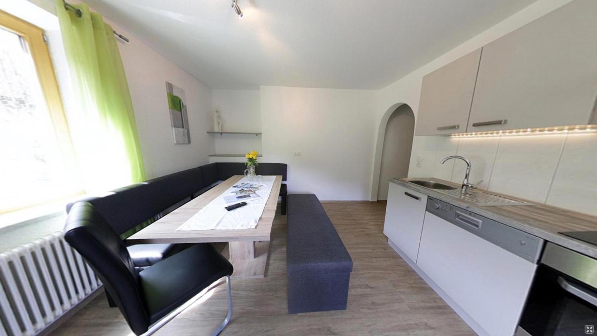 Three-Bedroom Apartment with Shower photo 3