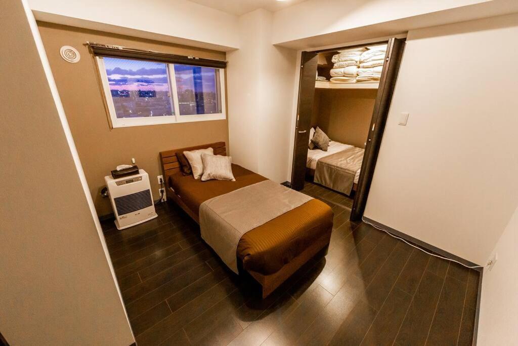 One-Bedroom Apartment - Photo 2