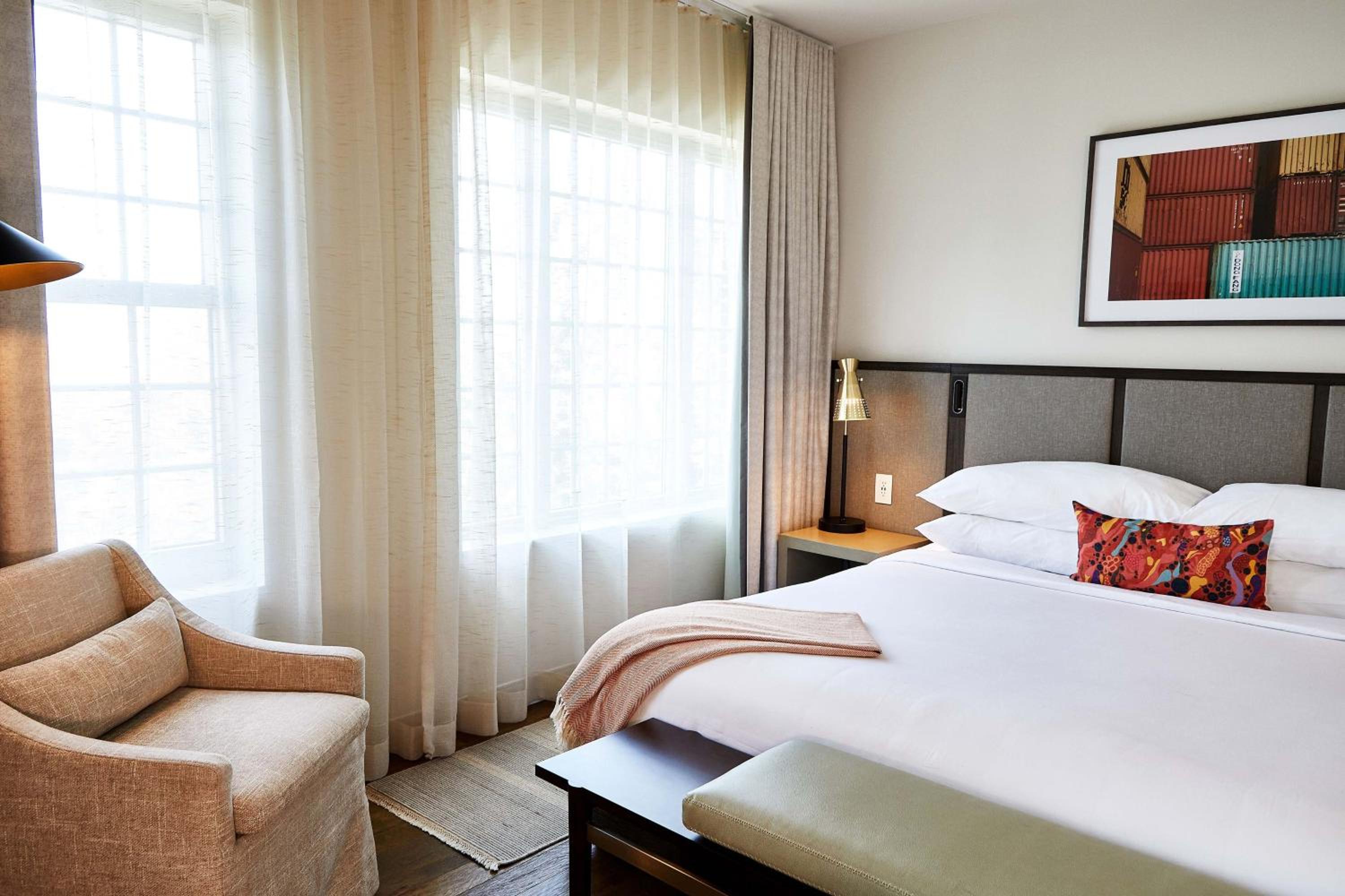 One King Designer Suite thumbnail 6