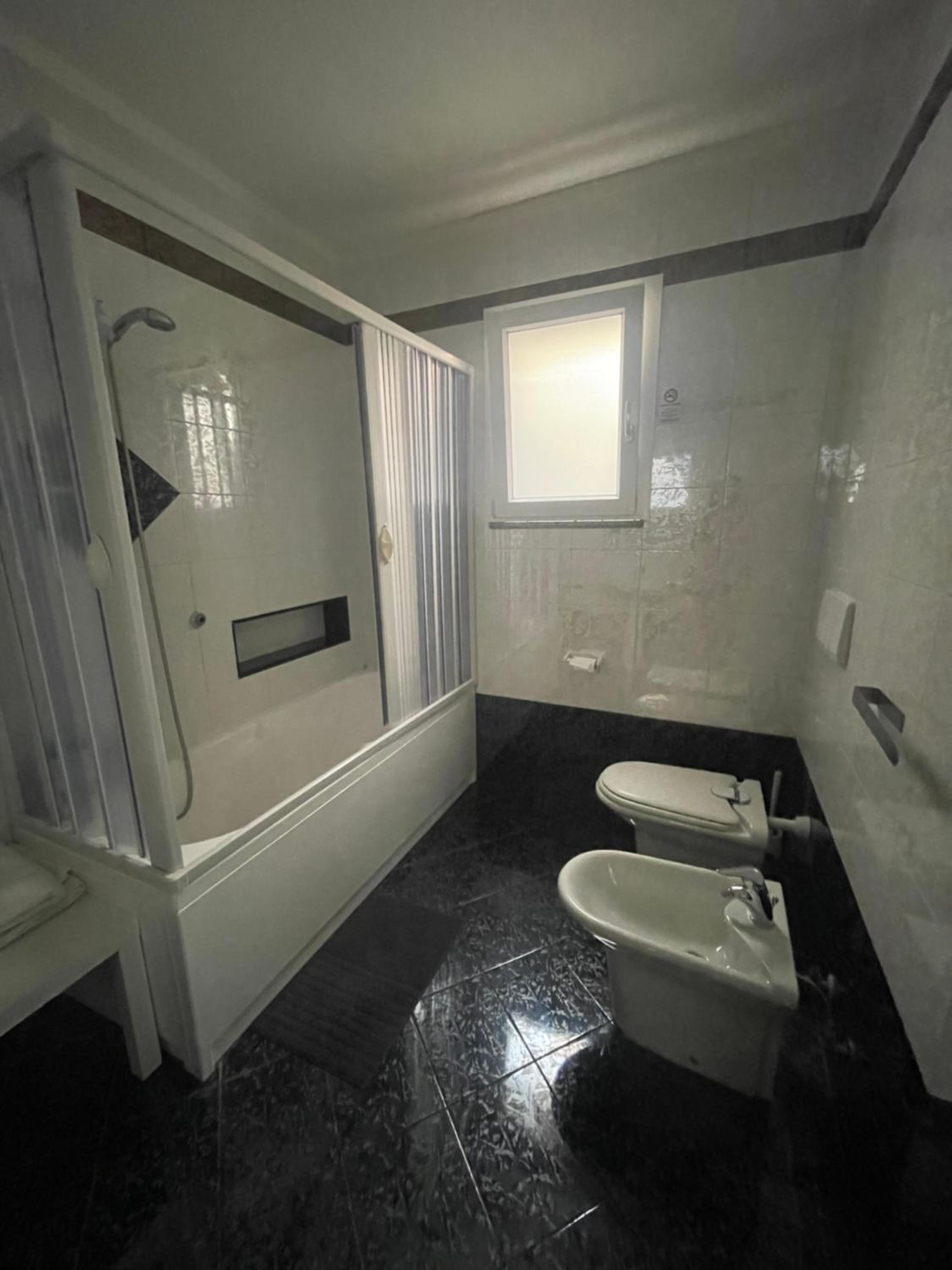 Twin Room with Private Bathroom photo 3
