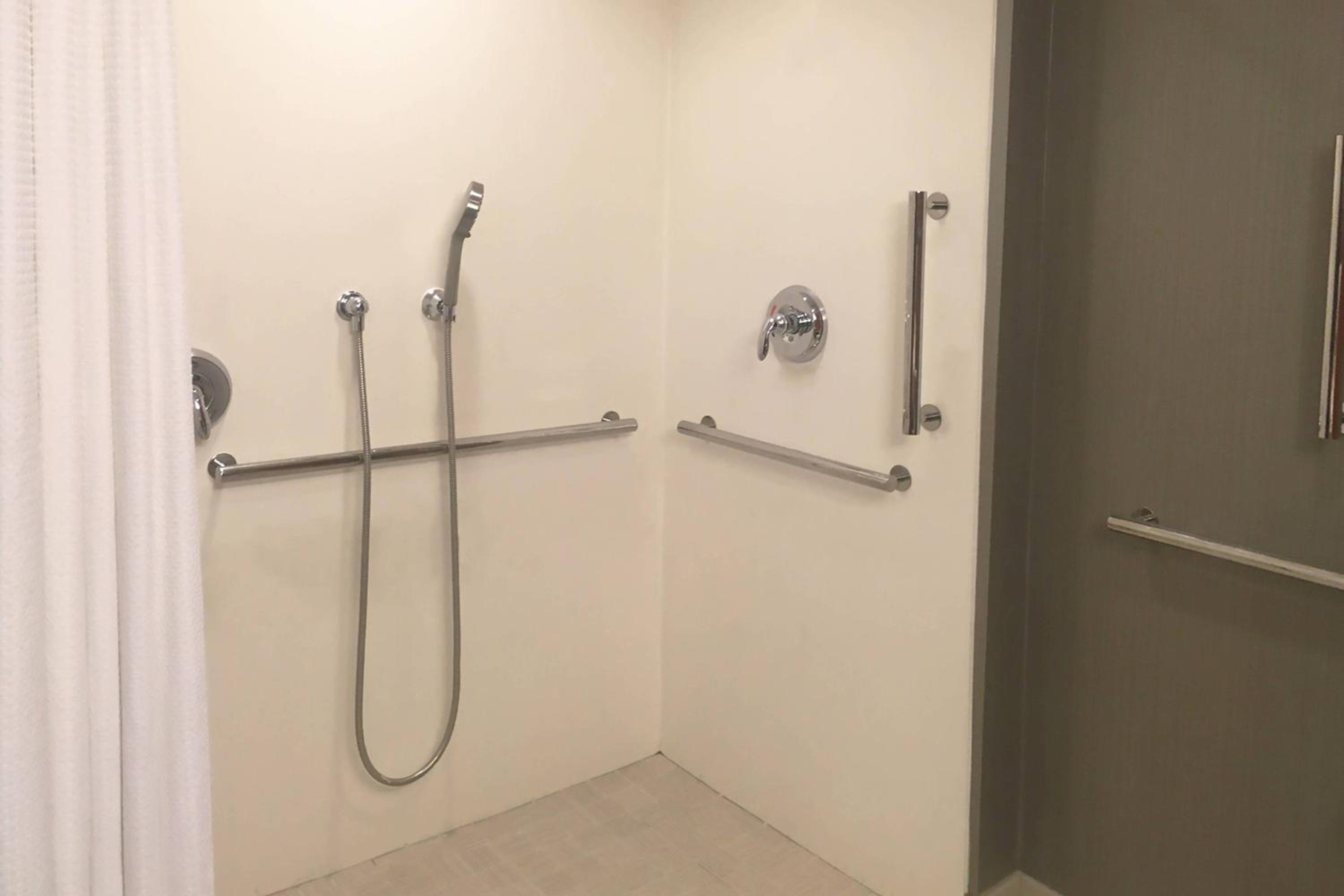 Queen Suite with Two Queen Beds, Bathtub and Sofa Bed - Mobility Access/Hearing Accessible
