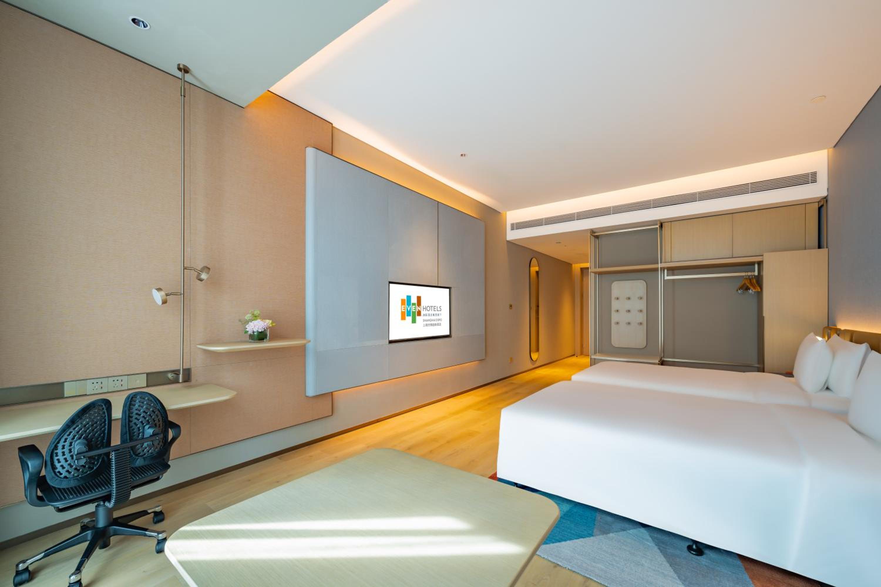 Premium Twin Room thumbnail 6