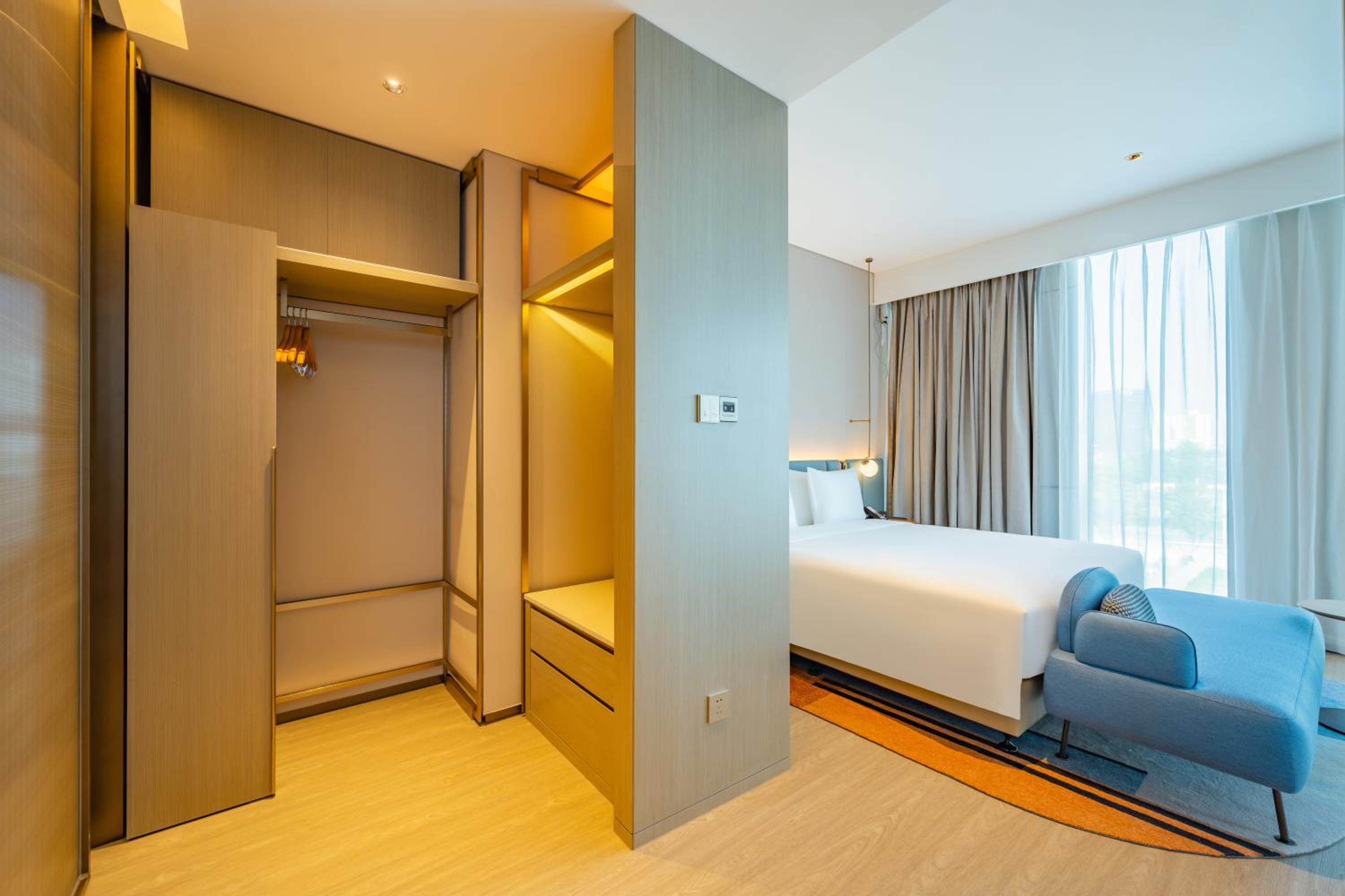 One-Bedroom King Suite thumbnail 6