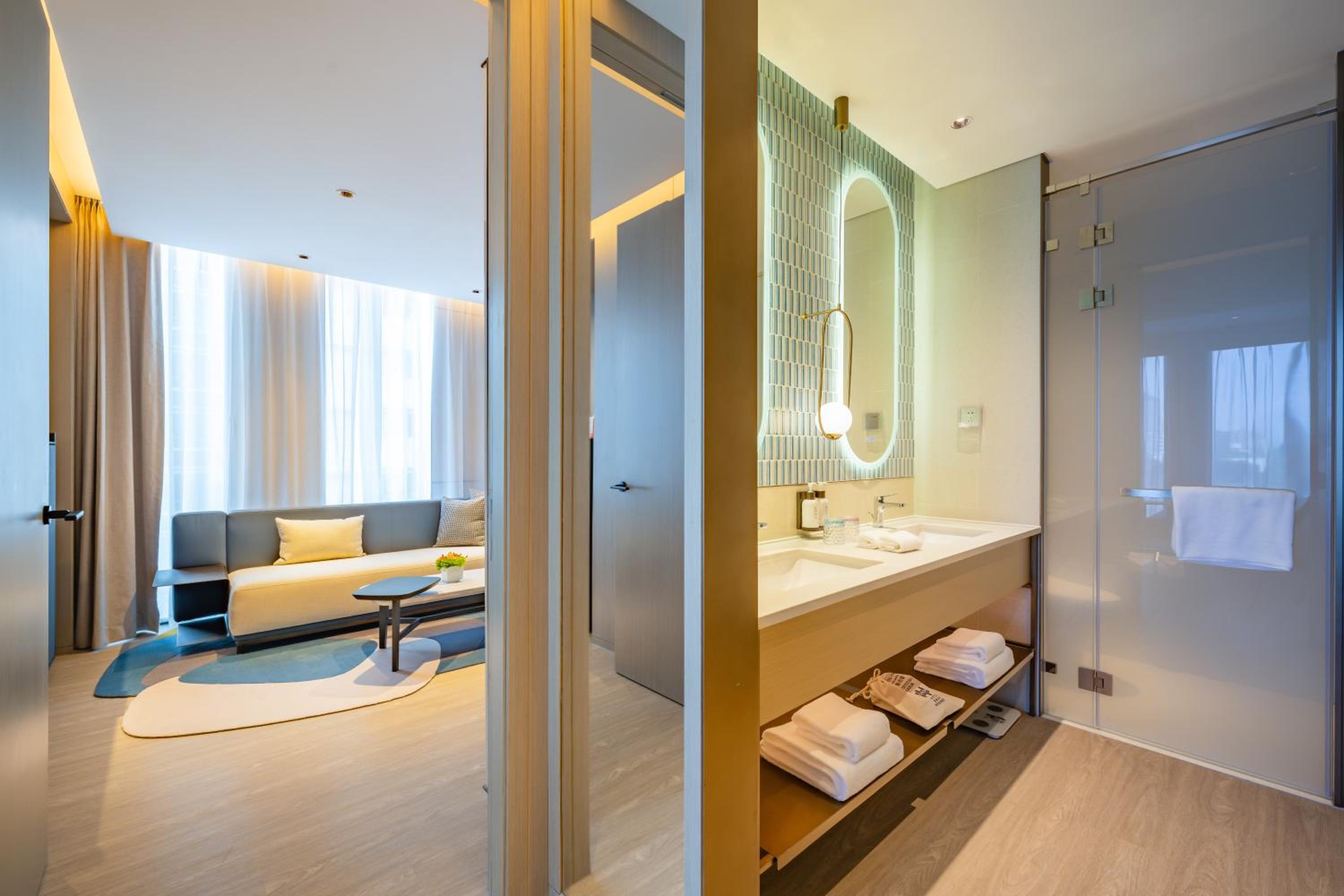 One-Bedroom King Suite thumbnail 5