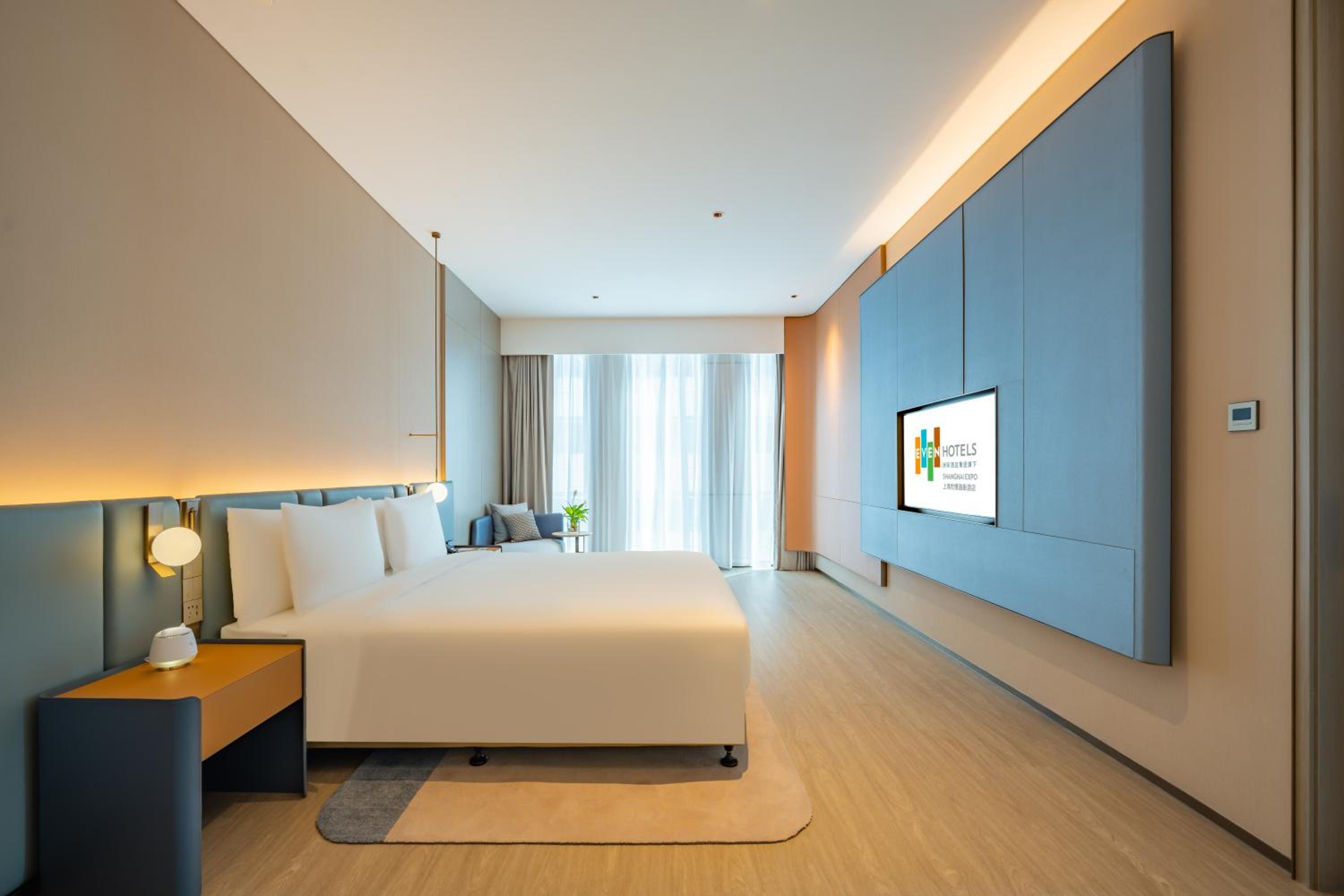 One-Bedroom King Suite thumbnail 6