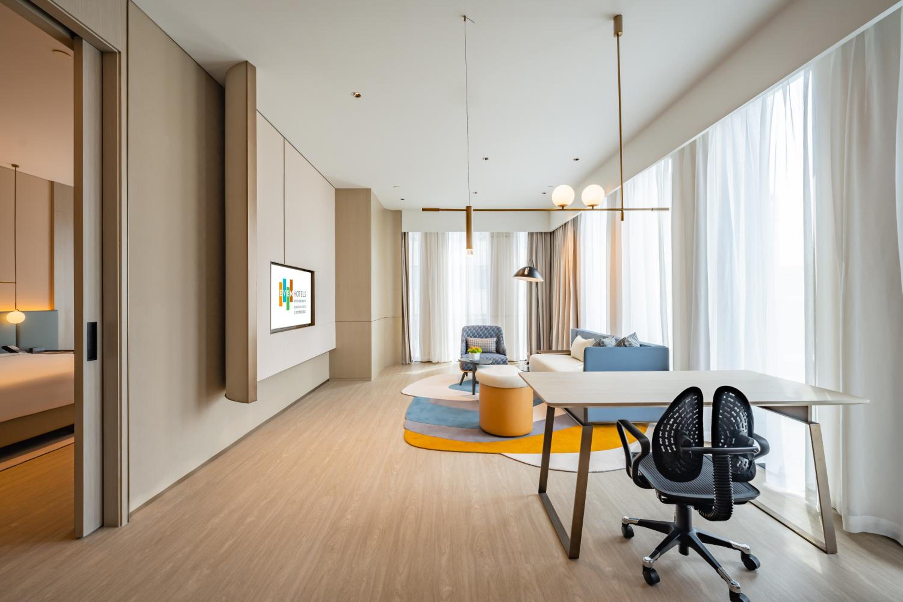 One-Bedroom King Suite thumbnail 5