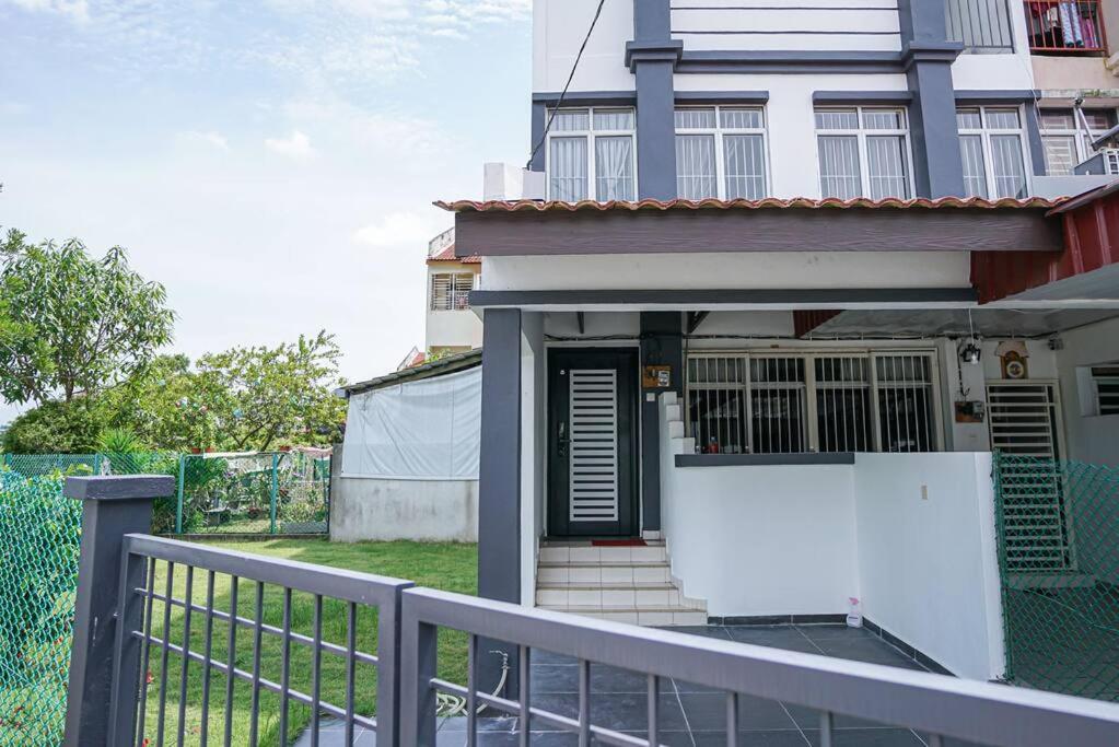 Three-Bedroom House photo 3