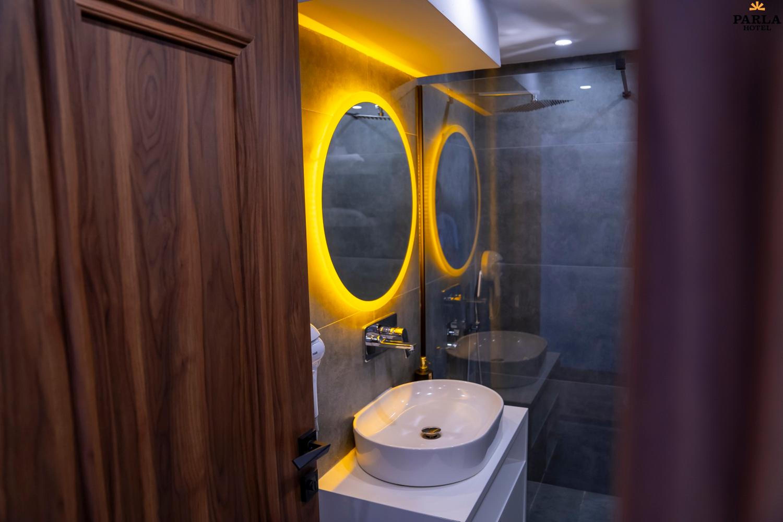 Deluxe Suite with Spa Bath photo 2