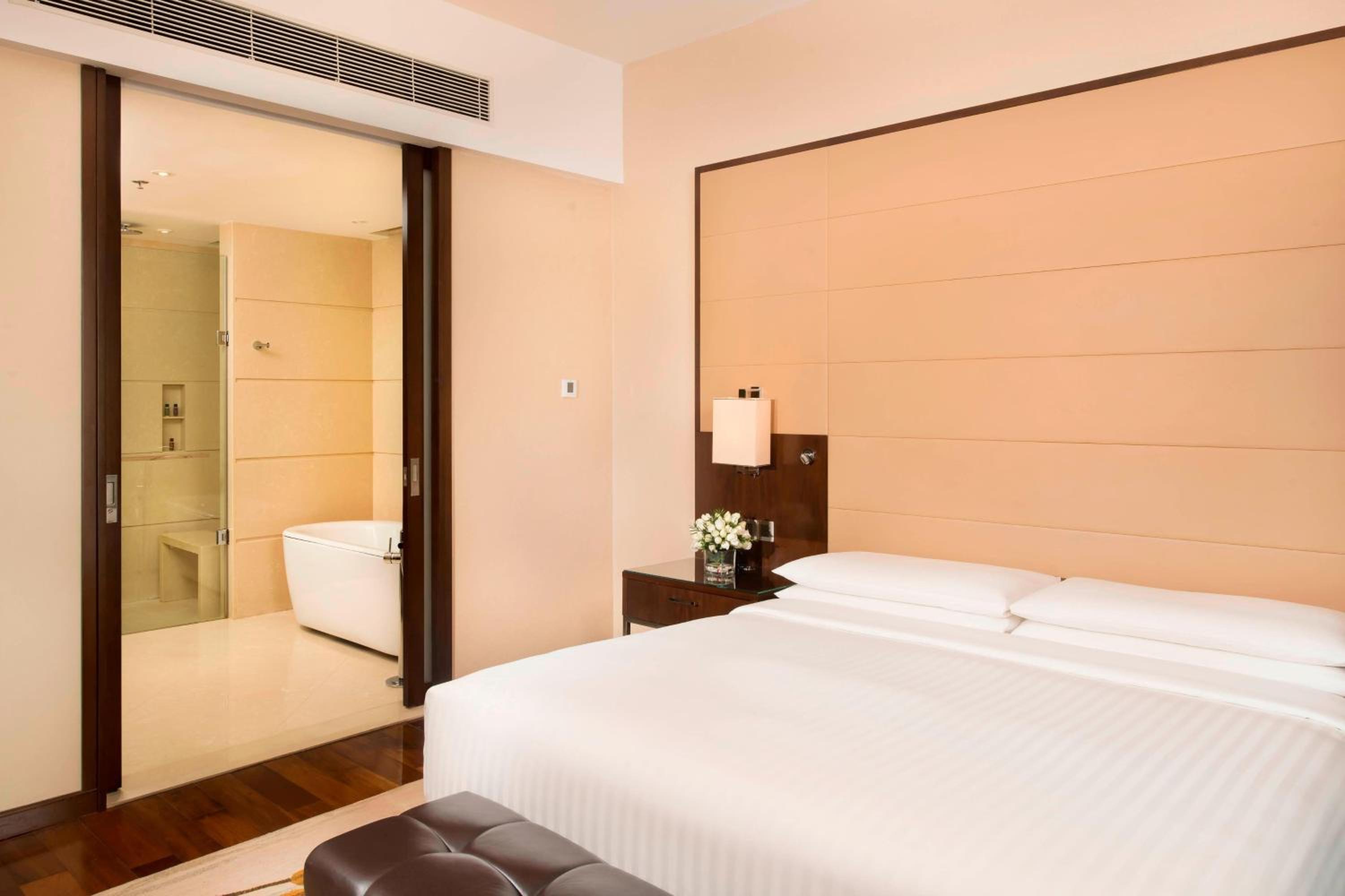 Club Suite, Executive lounge access, 1 Bedroom Suite, 1 King