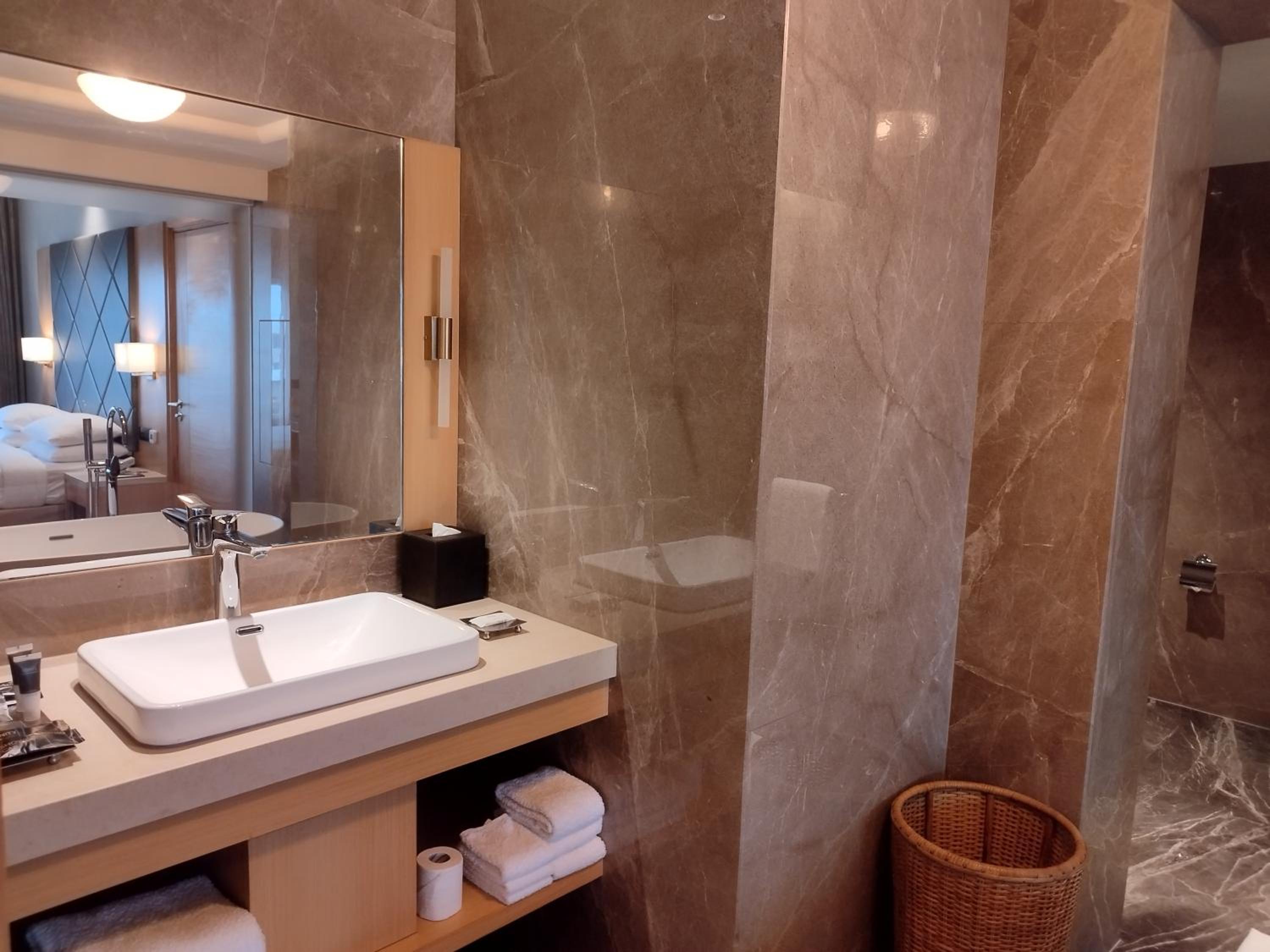 Executive King Suite with City View photo