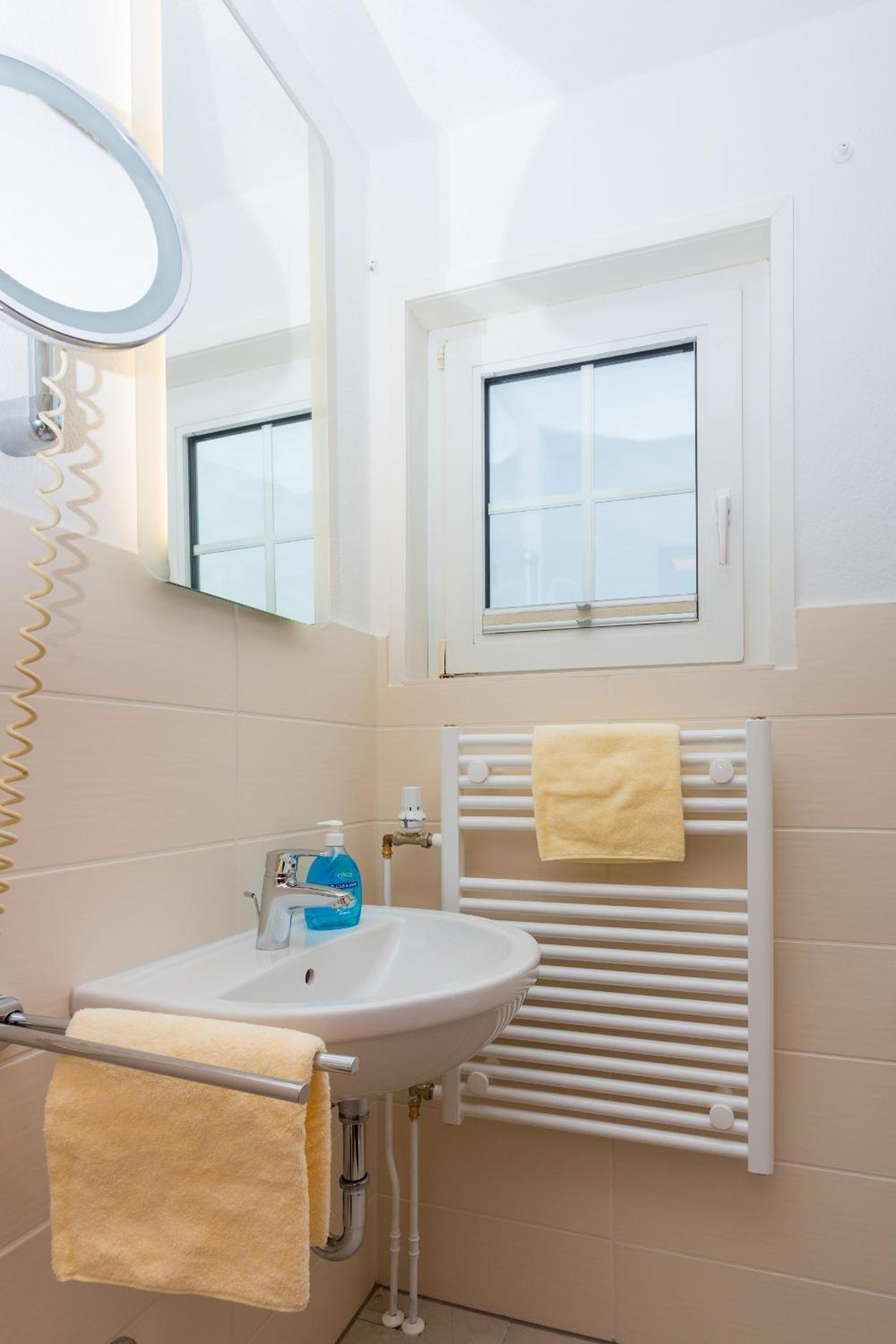 Double Room - Photo 8