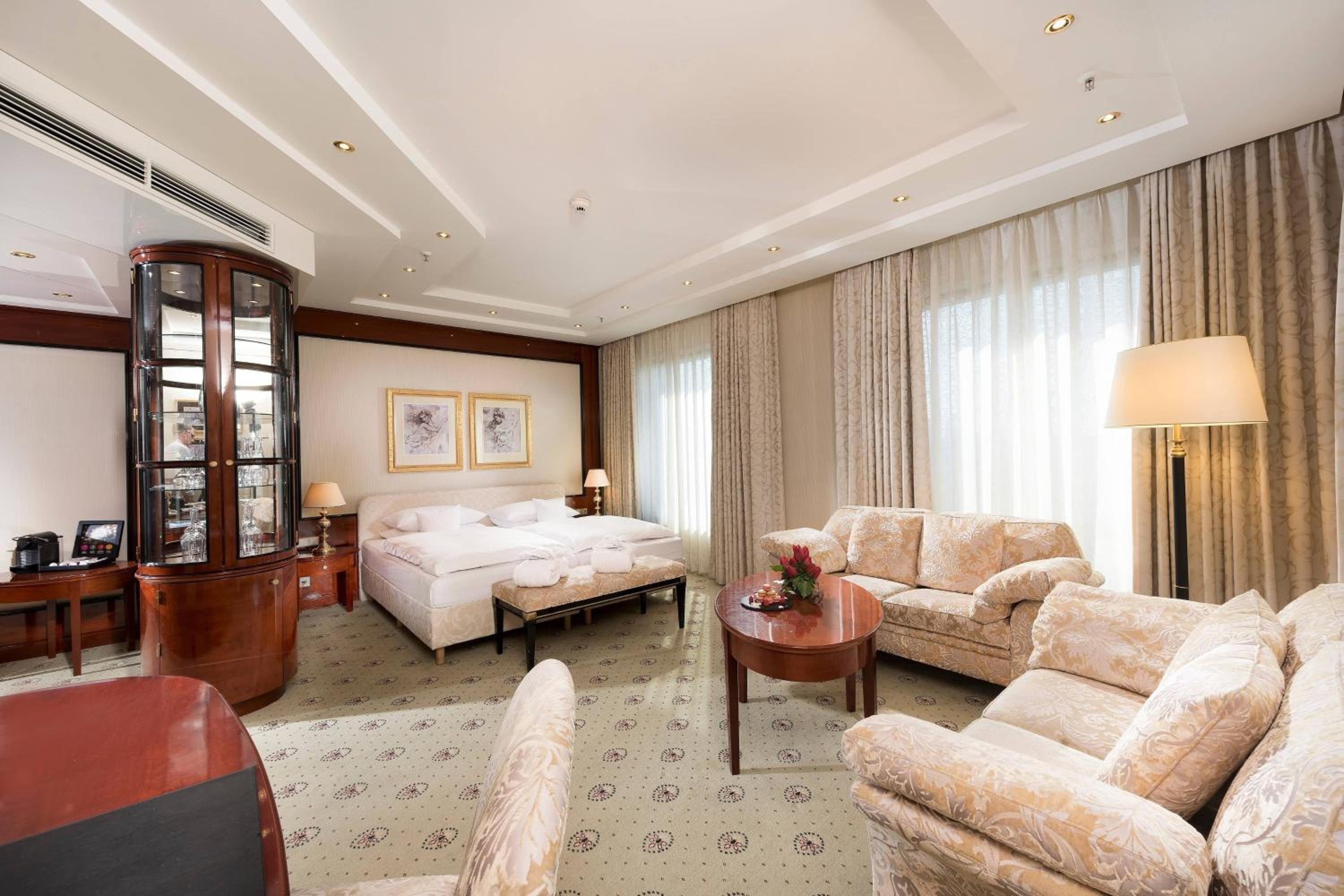 Junior King Suite thumbnail 5