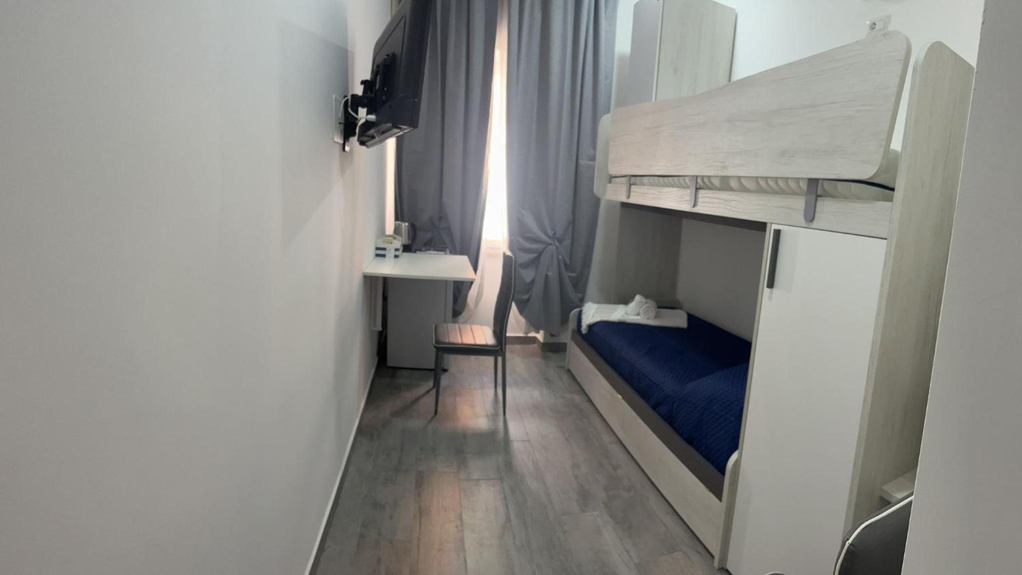 Twin Room with Private Bathroom - Photo 3