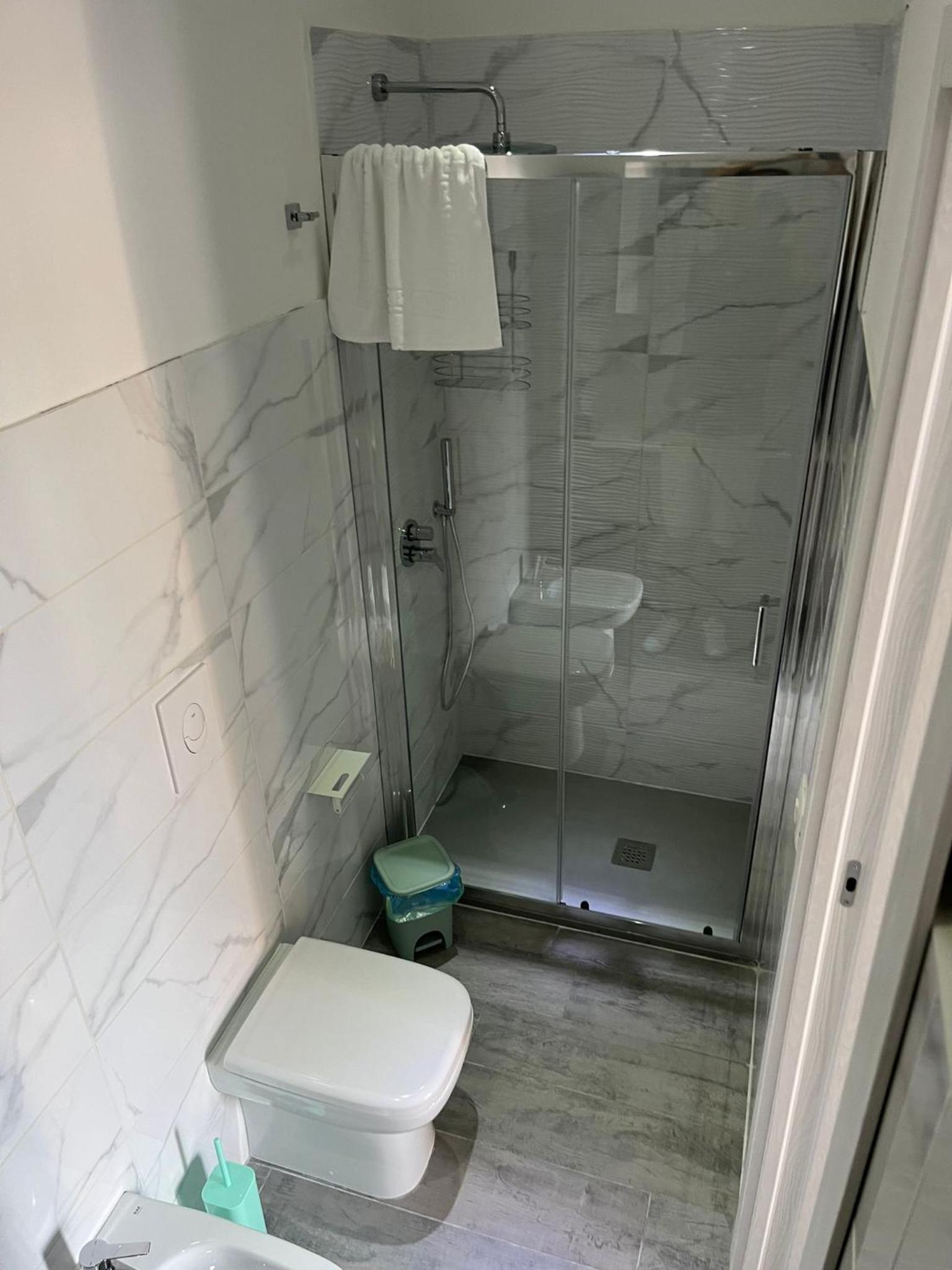 Twin Room with Private Bathroom - Photo 4