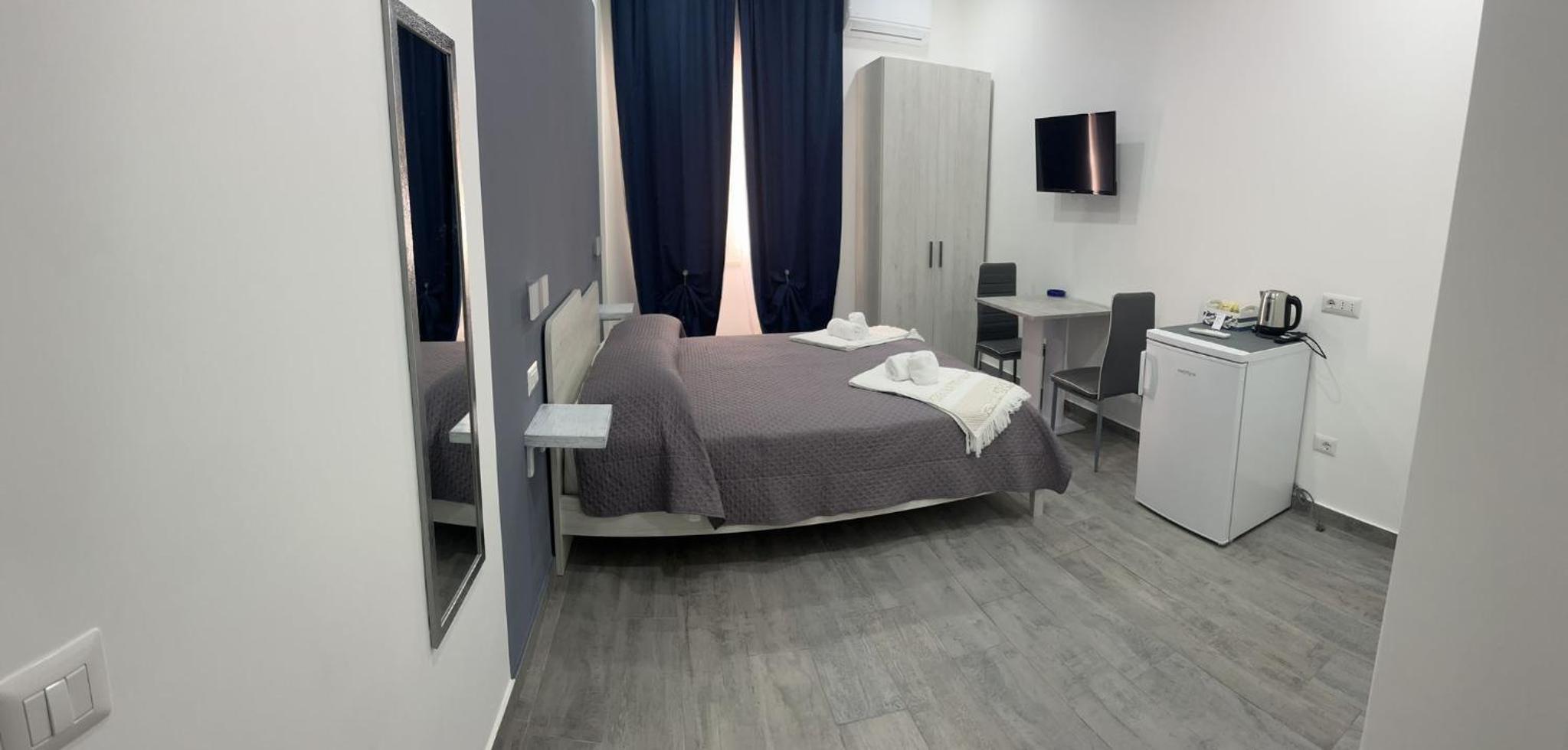 Large Double Room - Photo 1