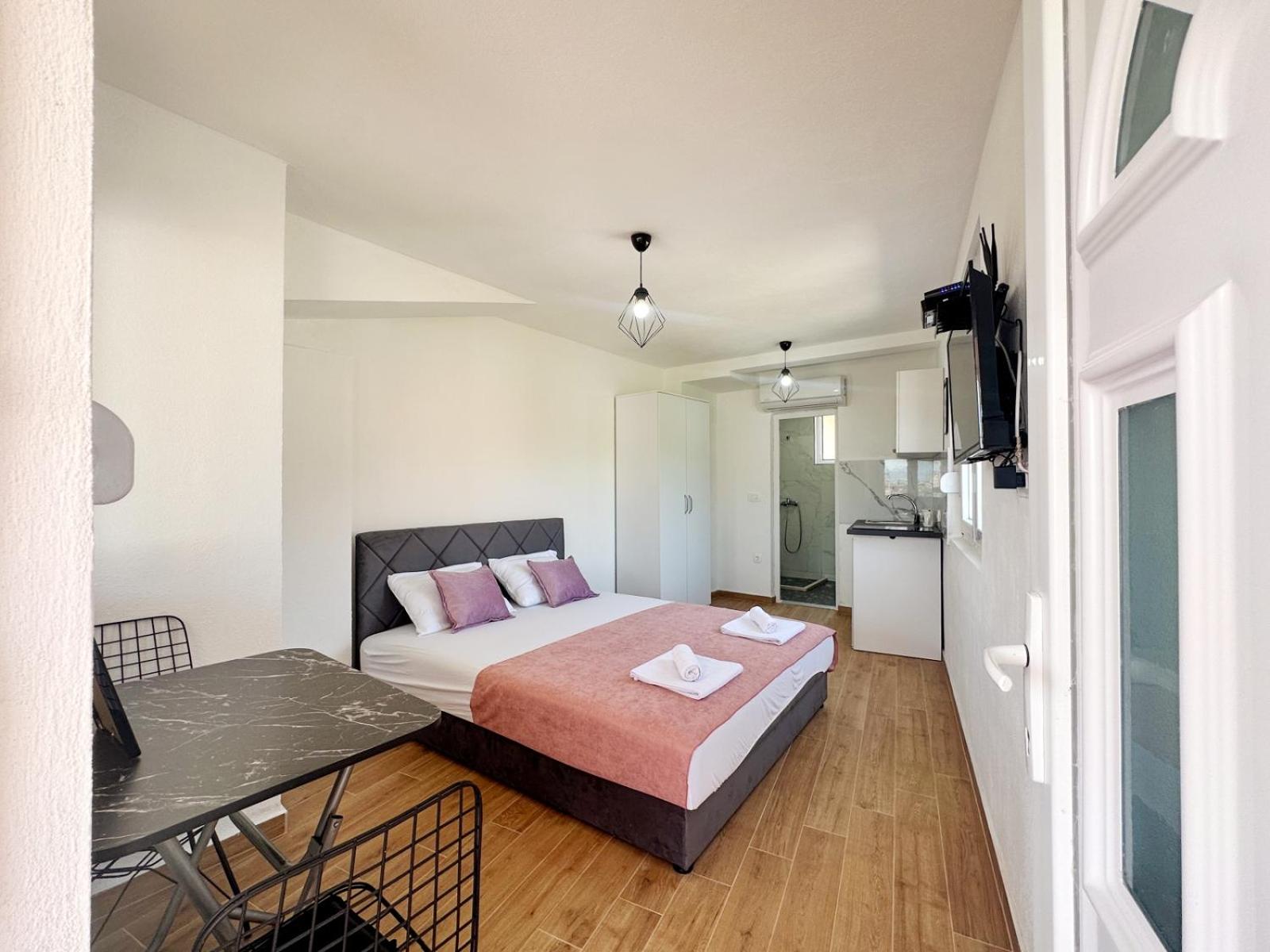Apartment with Mountain View