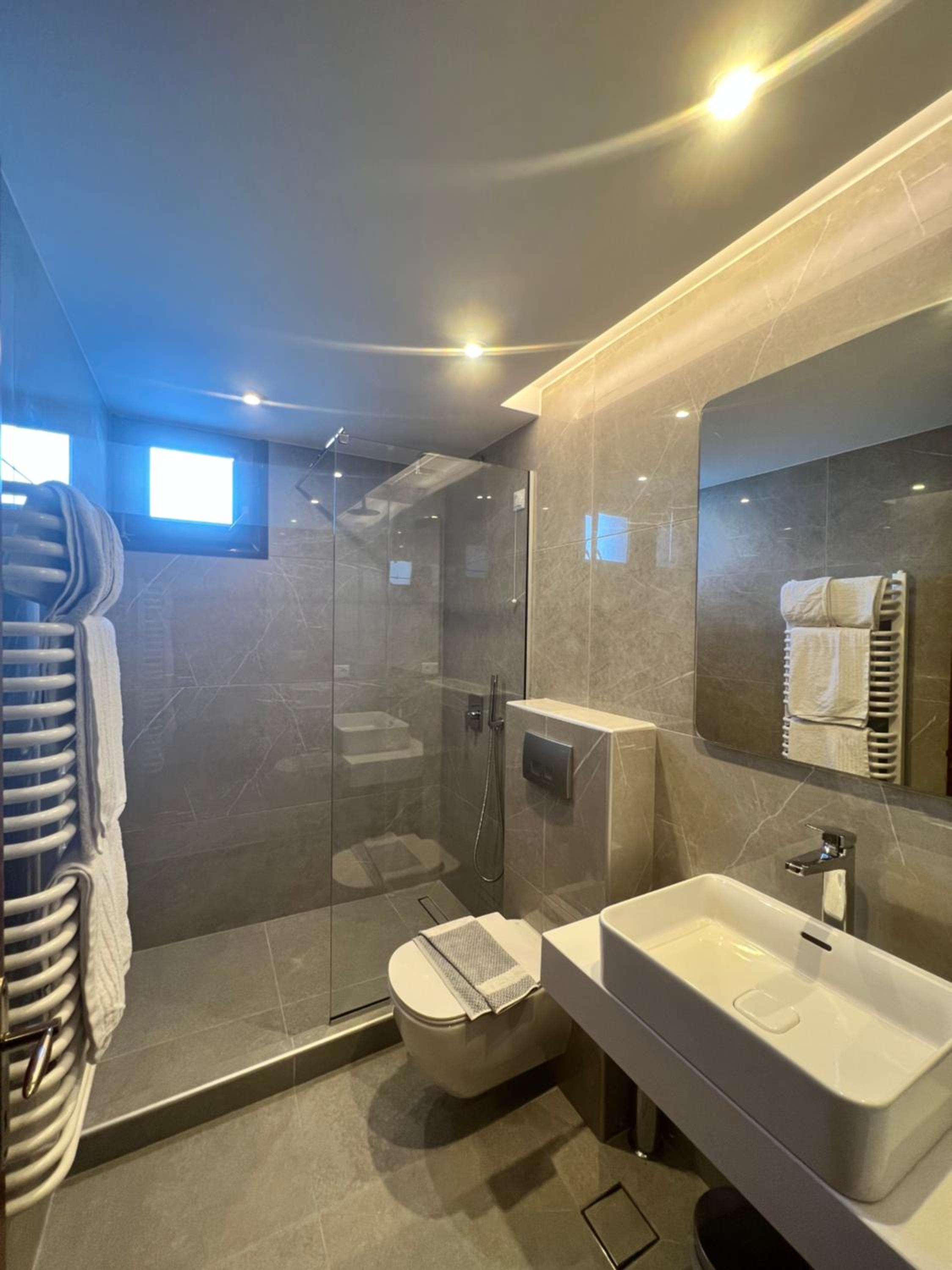 Triple Room with Side Sea View - Photo 7