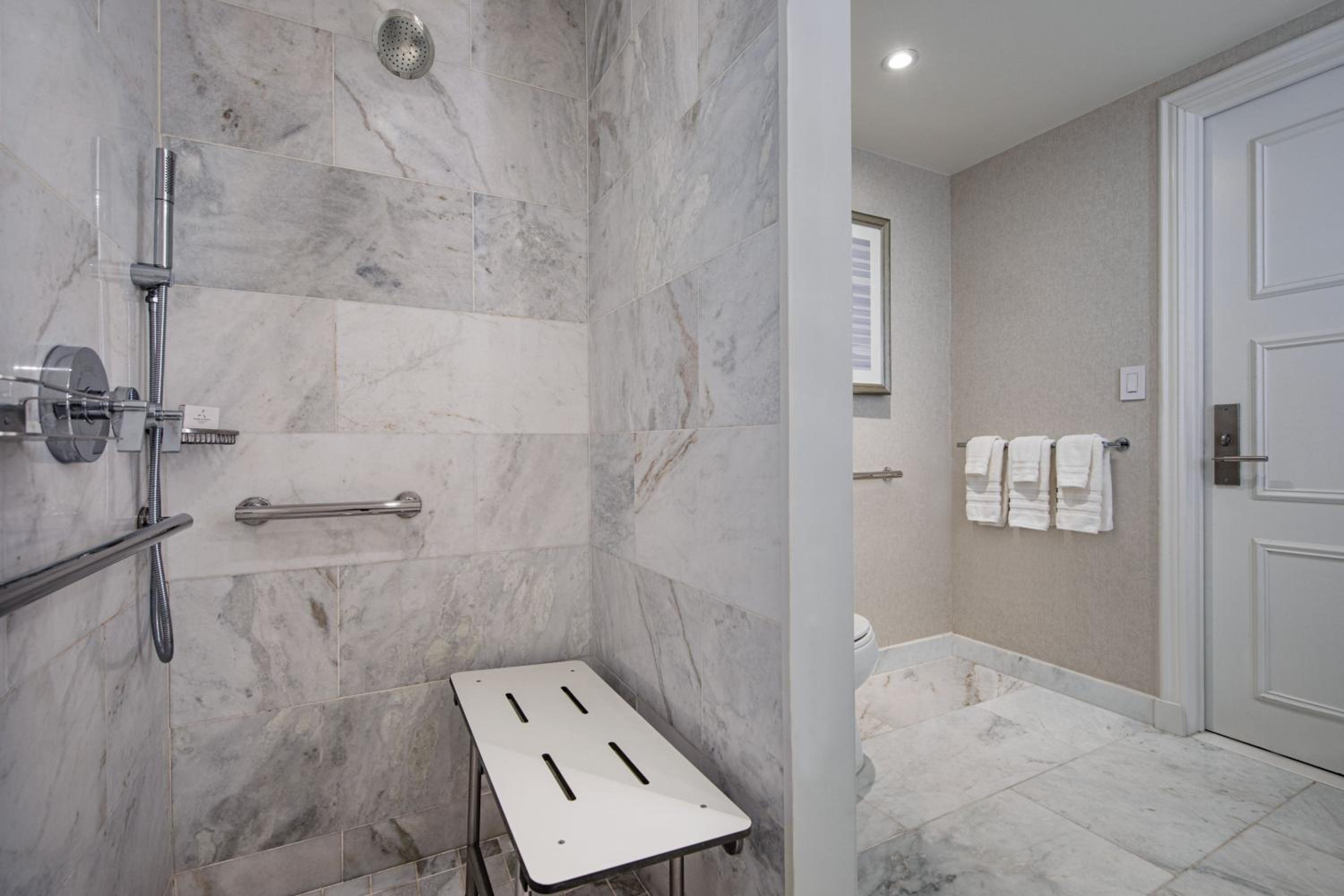 King Room with Roll-in Shower - Mobility Accessible thumbnail 6
