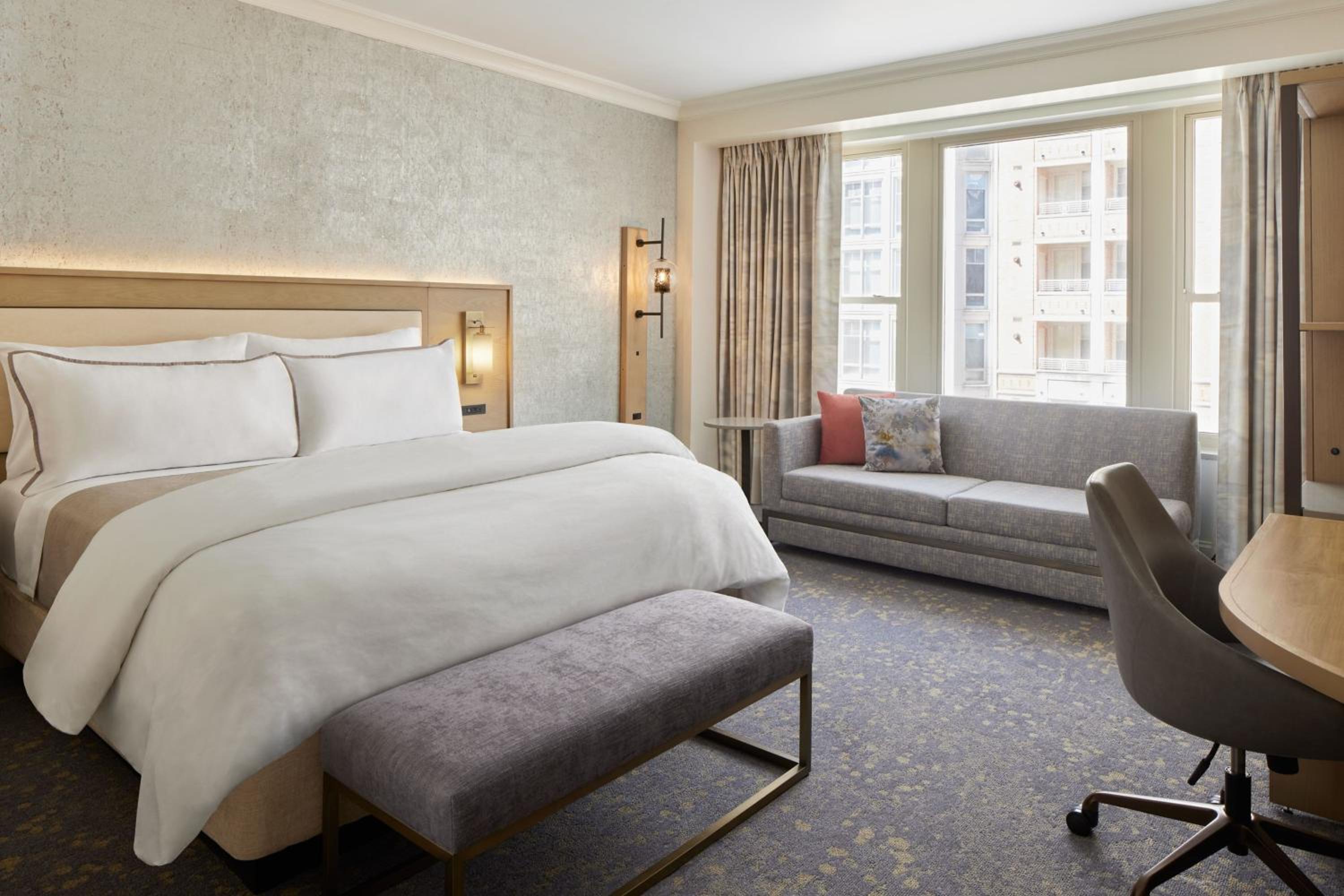 Deluxe, Larger Guest room, 1 King - Photo 1