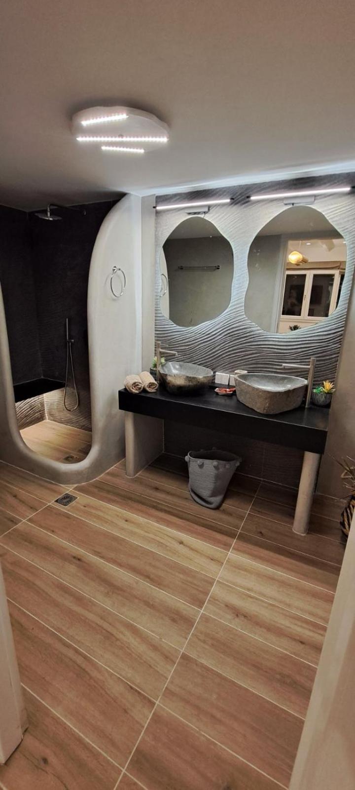 Signature Suite with Outdoor Hot Tub and Sea View - Photo 12