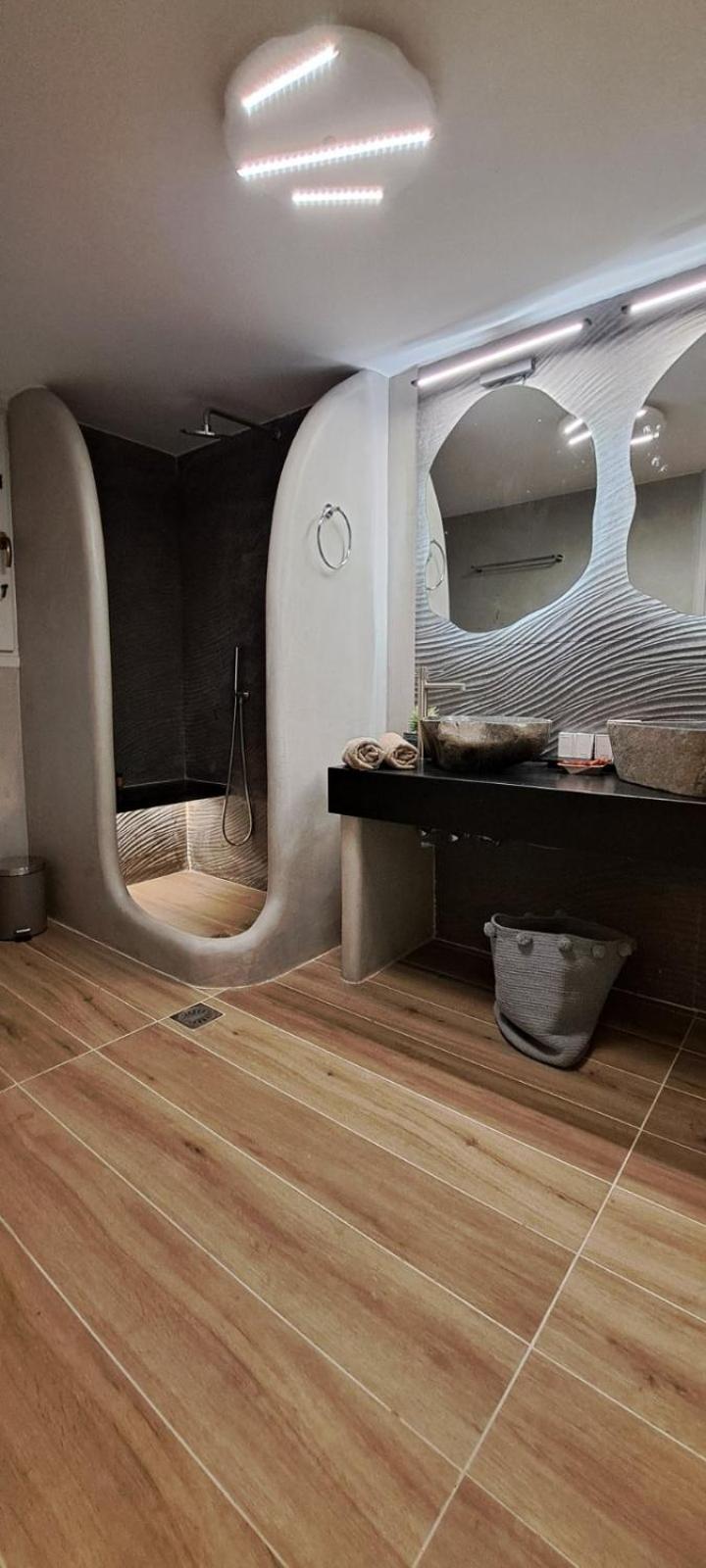Signature Suite with Outdoor Hot Tub and Sea View - Photo 4