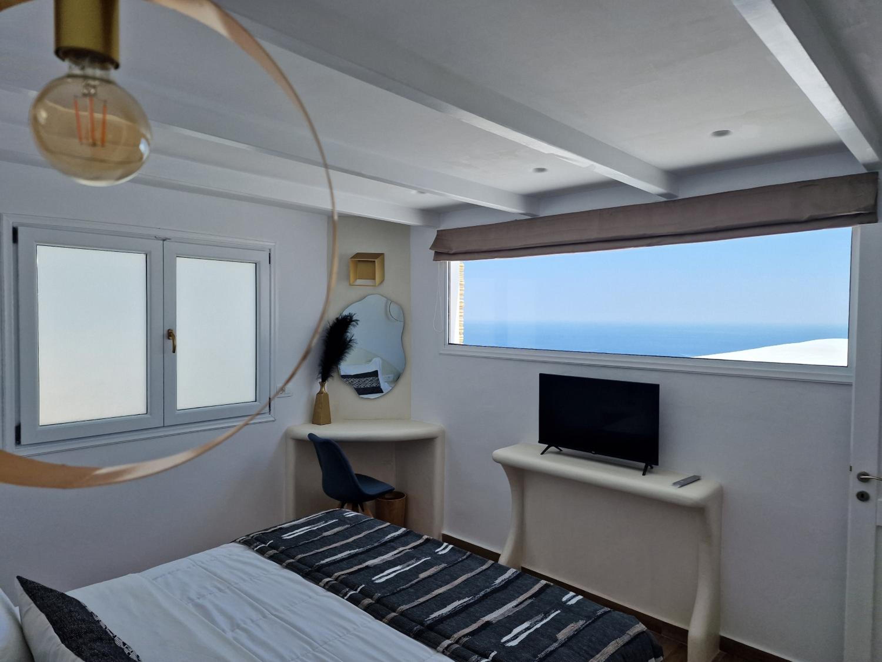 Signature Suite with Outdoor Hot Tub and Sea View - Photo 11