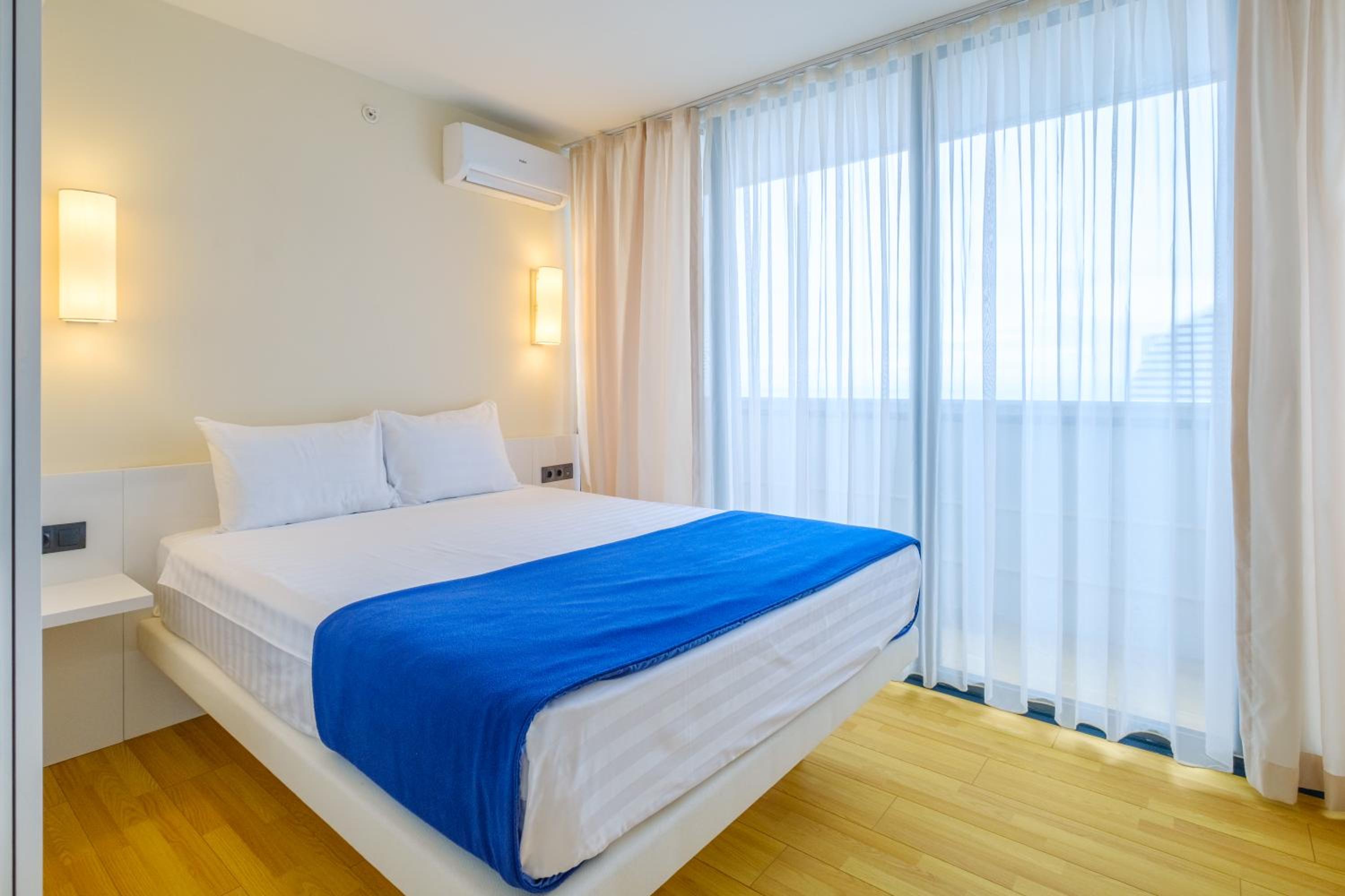 Deluxe Suite - Photo 6