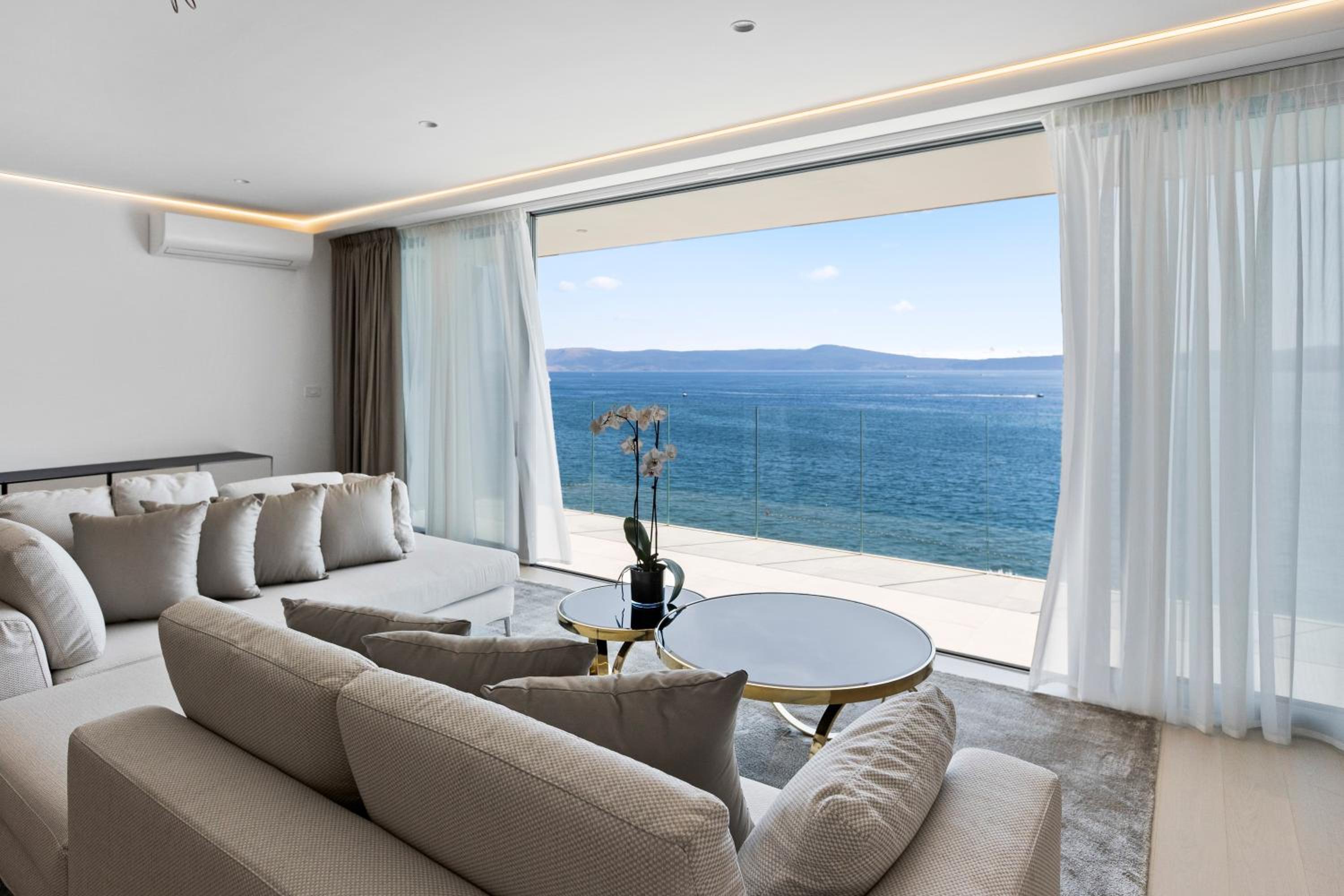 Apartment with Sea View - Photo 2