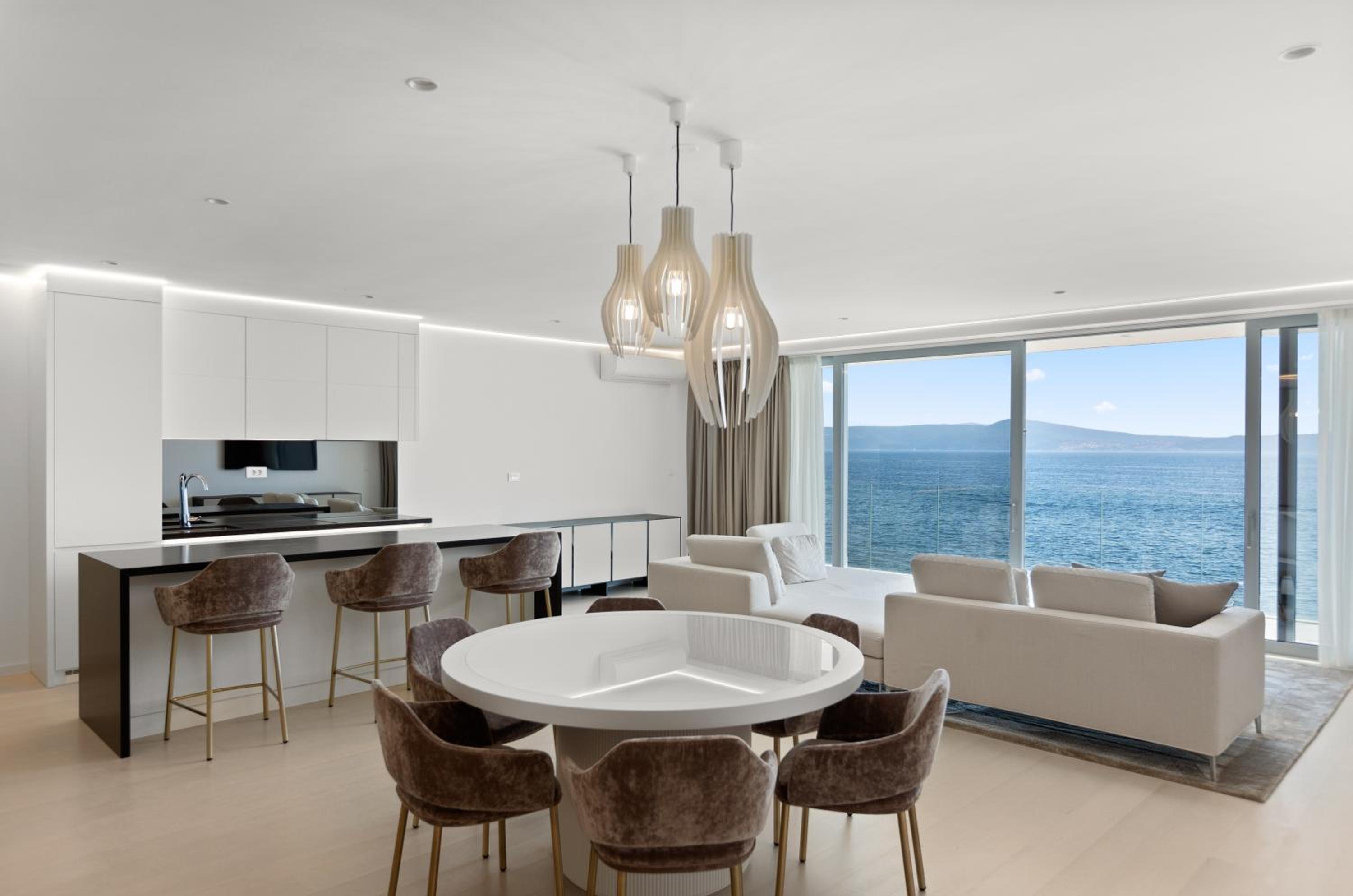 Apartment with Sea View - Photo 7