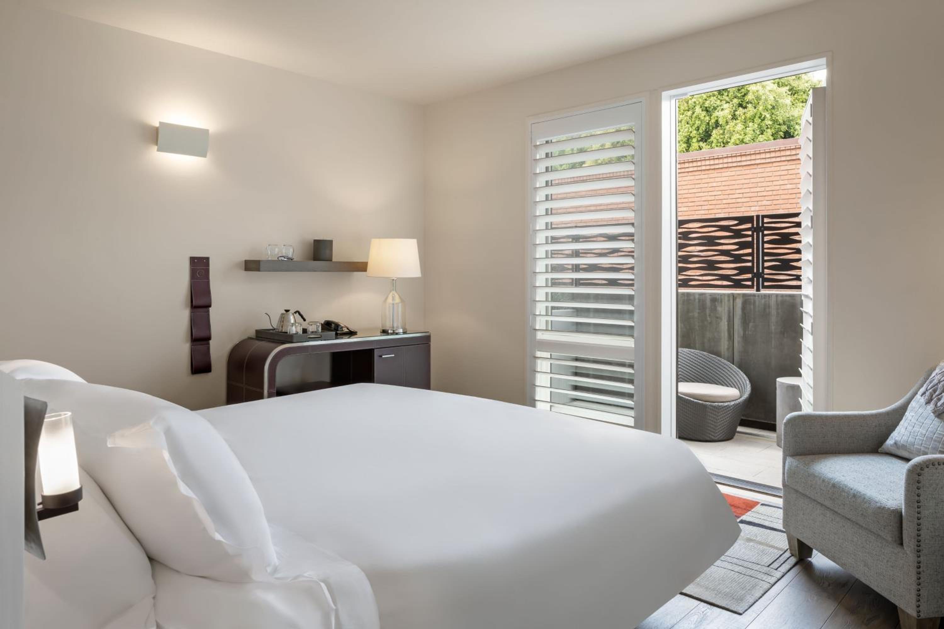 King Room with Balcony and City View - Photo 8