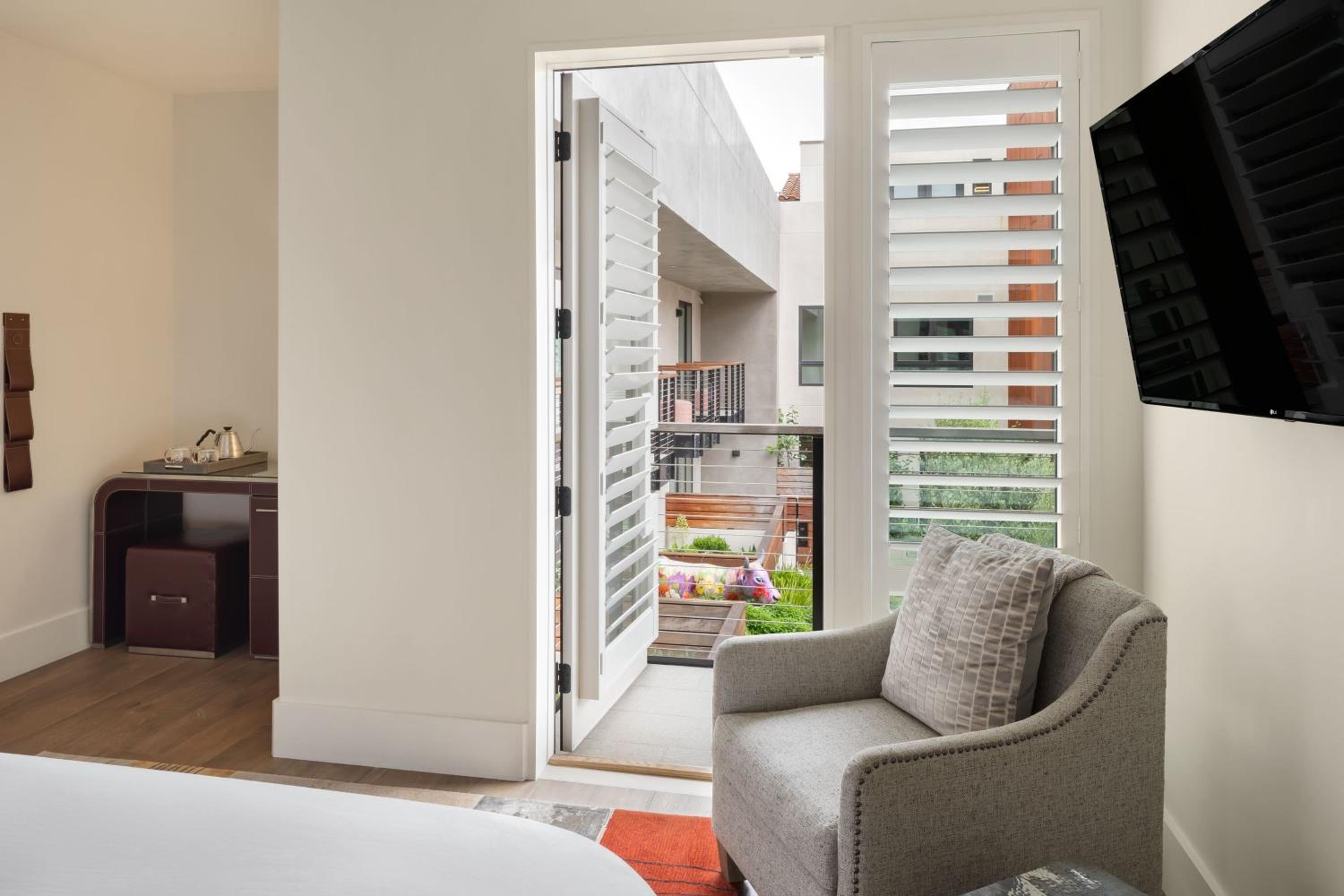 King Room with Garden View and Balcony - Photo 3