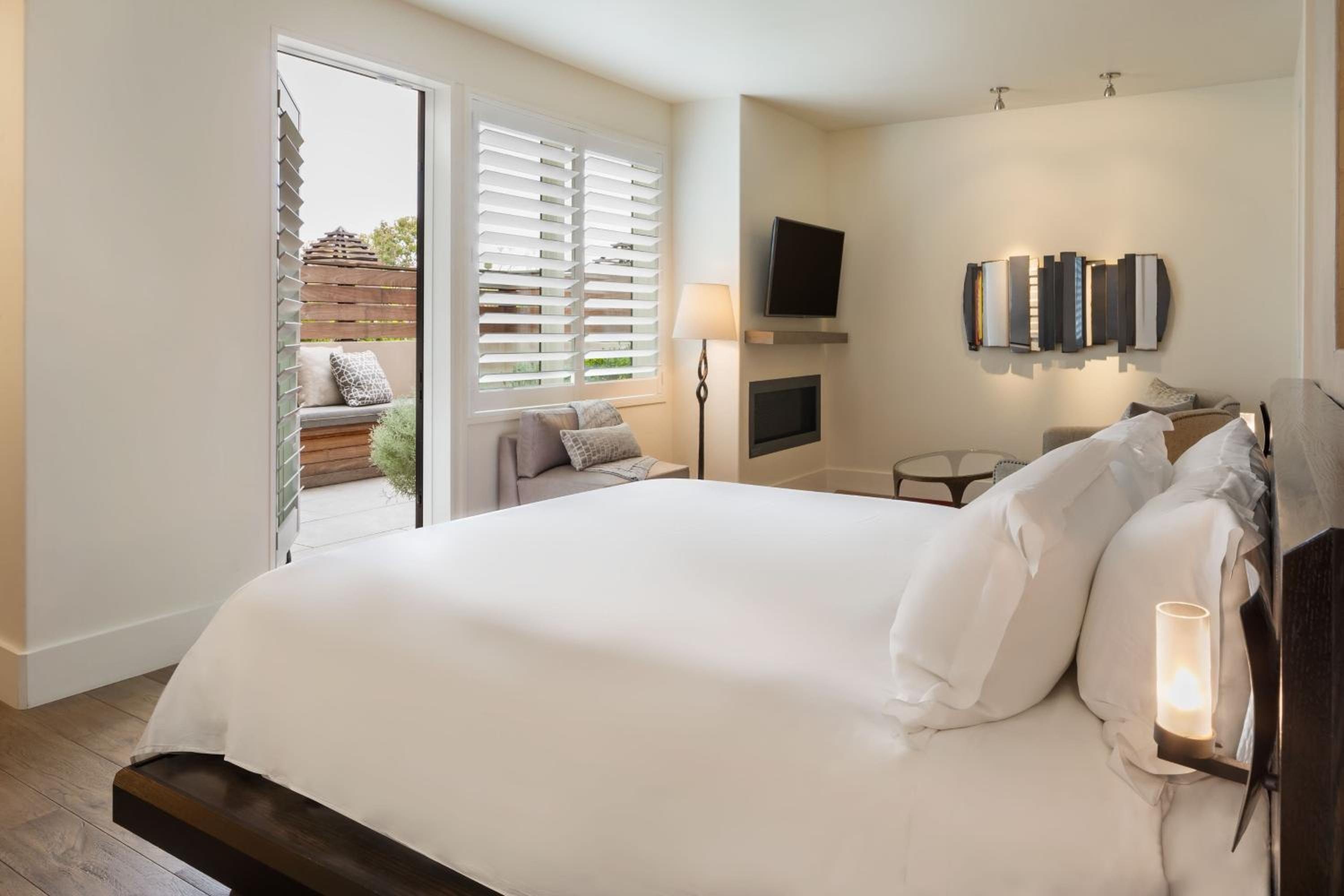 King Room with Patio and Garden View - Photo 7