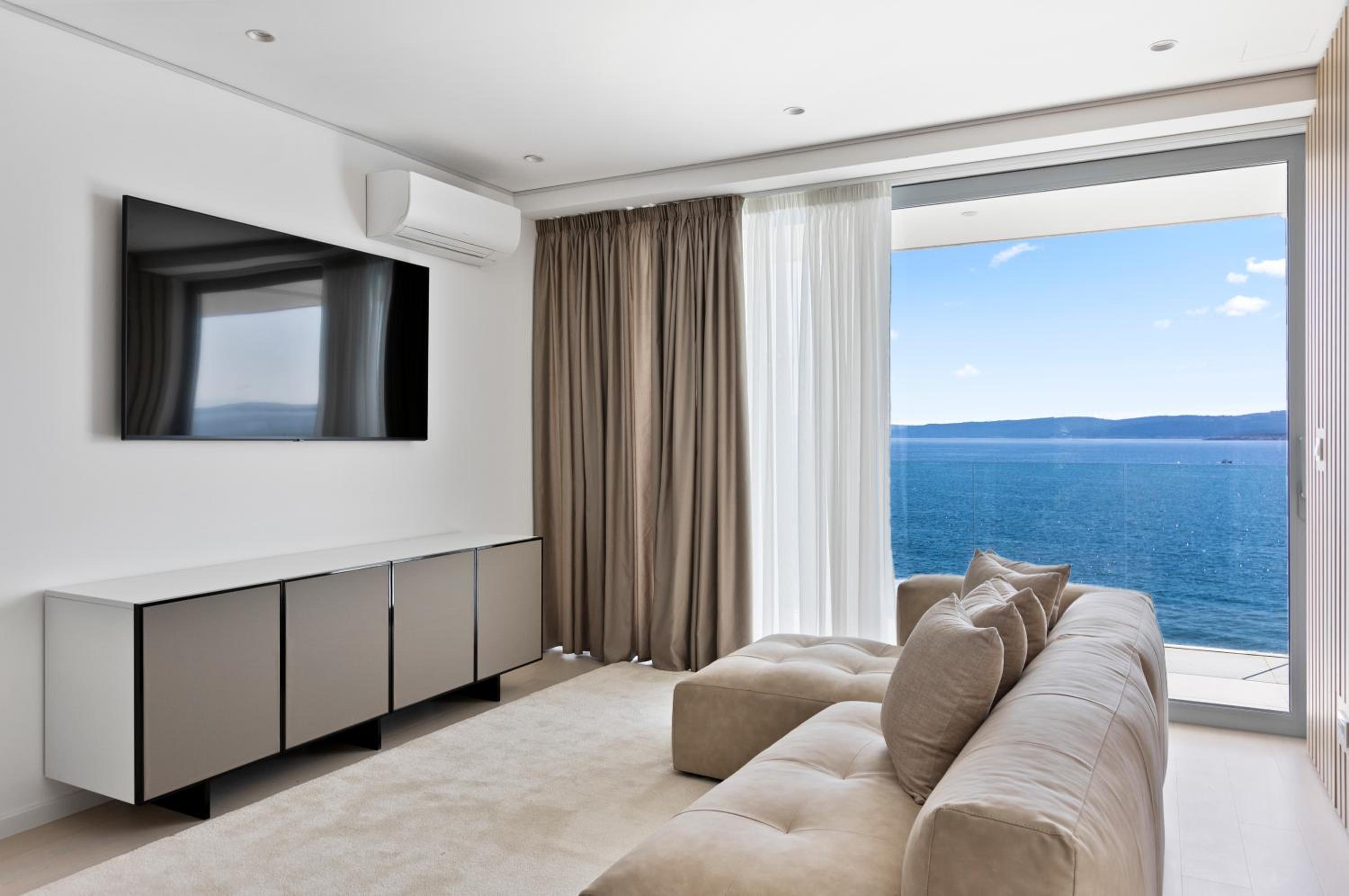 Apartment with Sea View - Photo 10