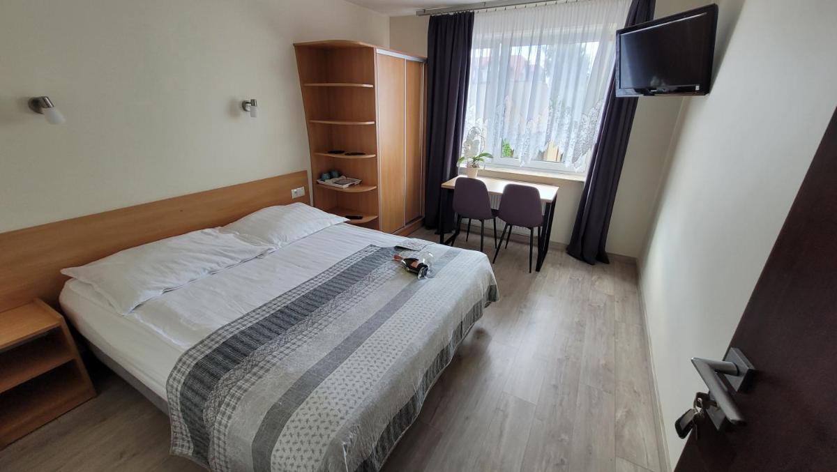 Queen Room with Shared Bathroom photo 1