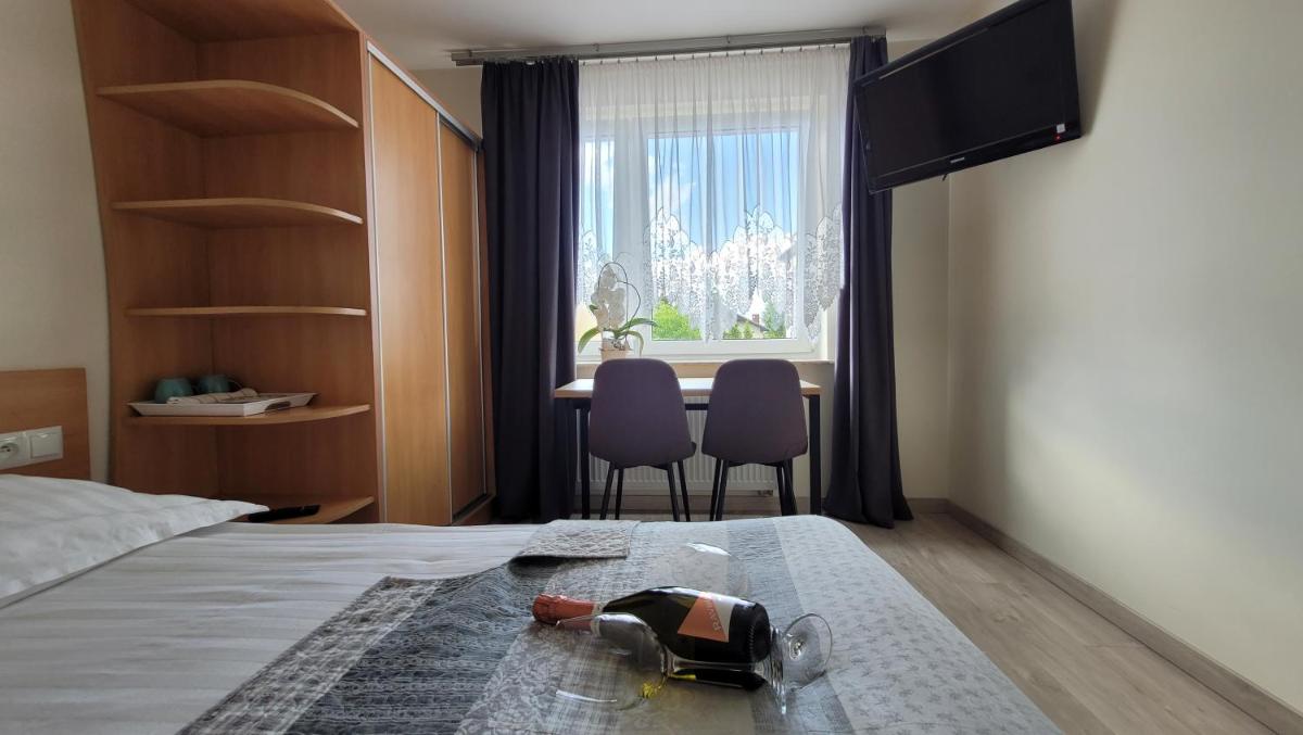 Queen Room with Shared Bathroom photo 2