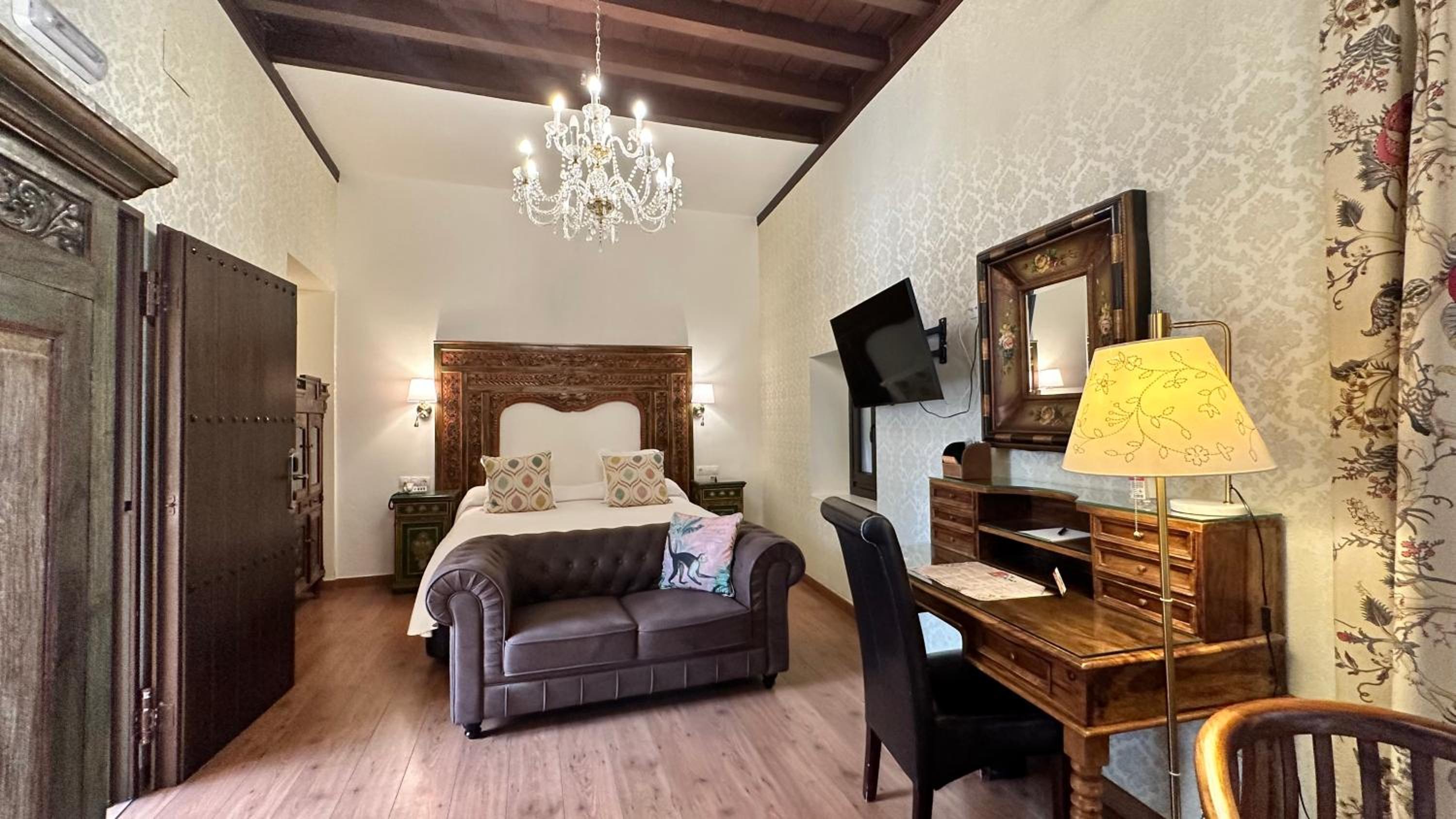 Suite with Spa Bath - Photo 3