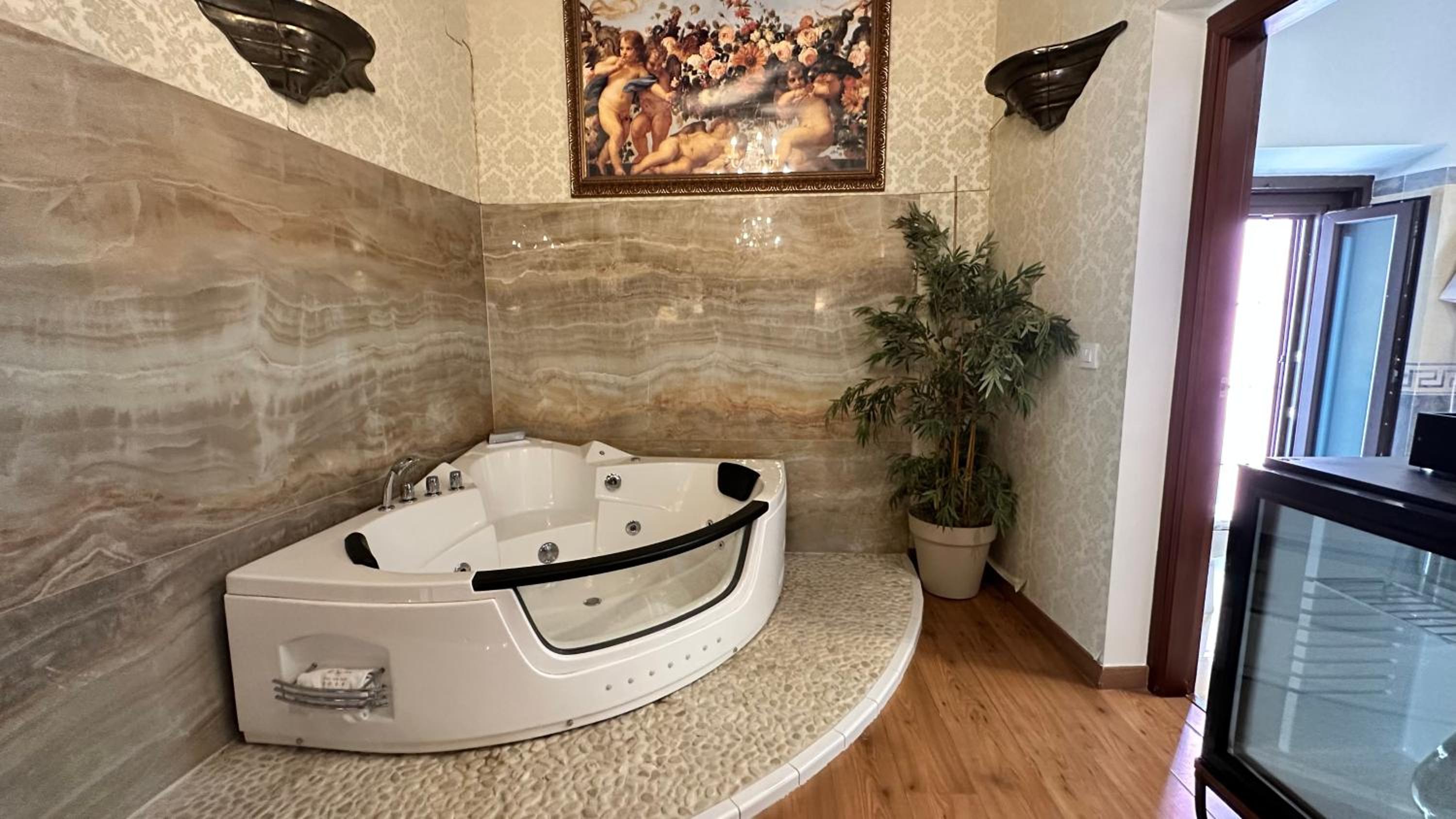 Suite with Spa Bath - Photo 5
