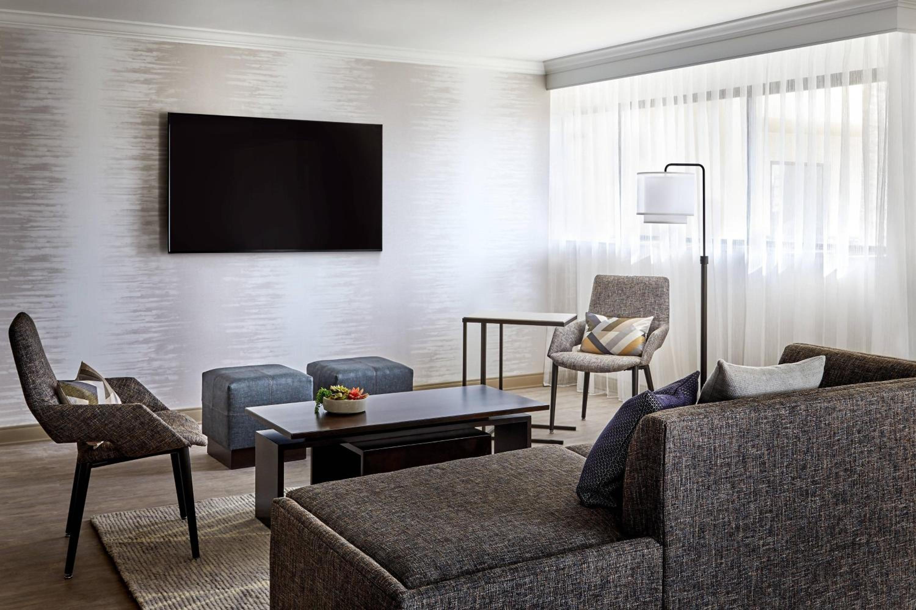 King Studio Suite with Sofa Bed - Photo 4