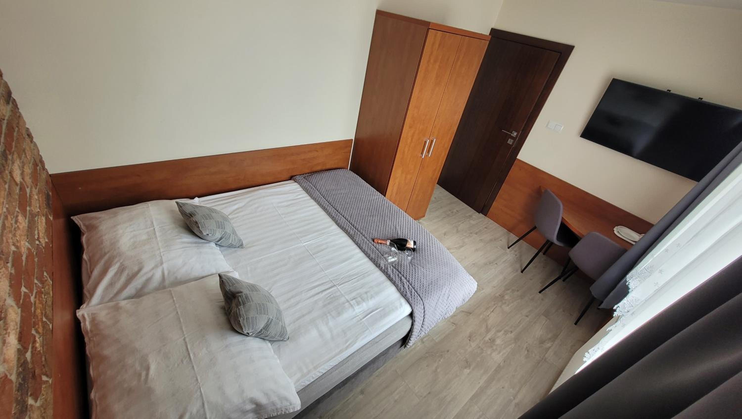 Queen Room with Shared Bathroom photo 2