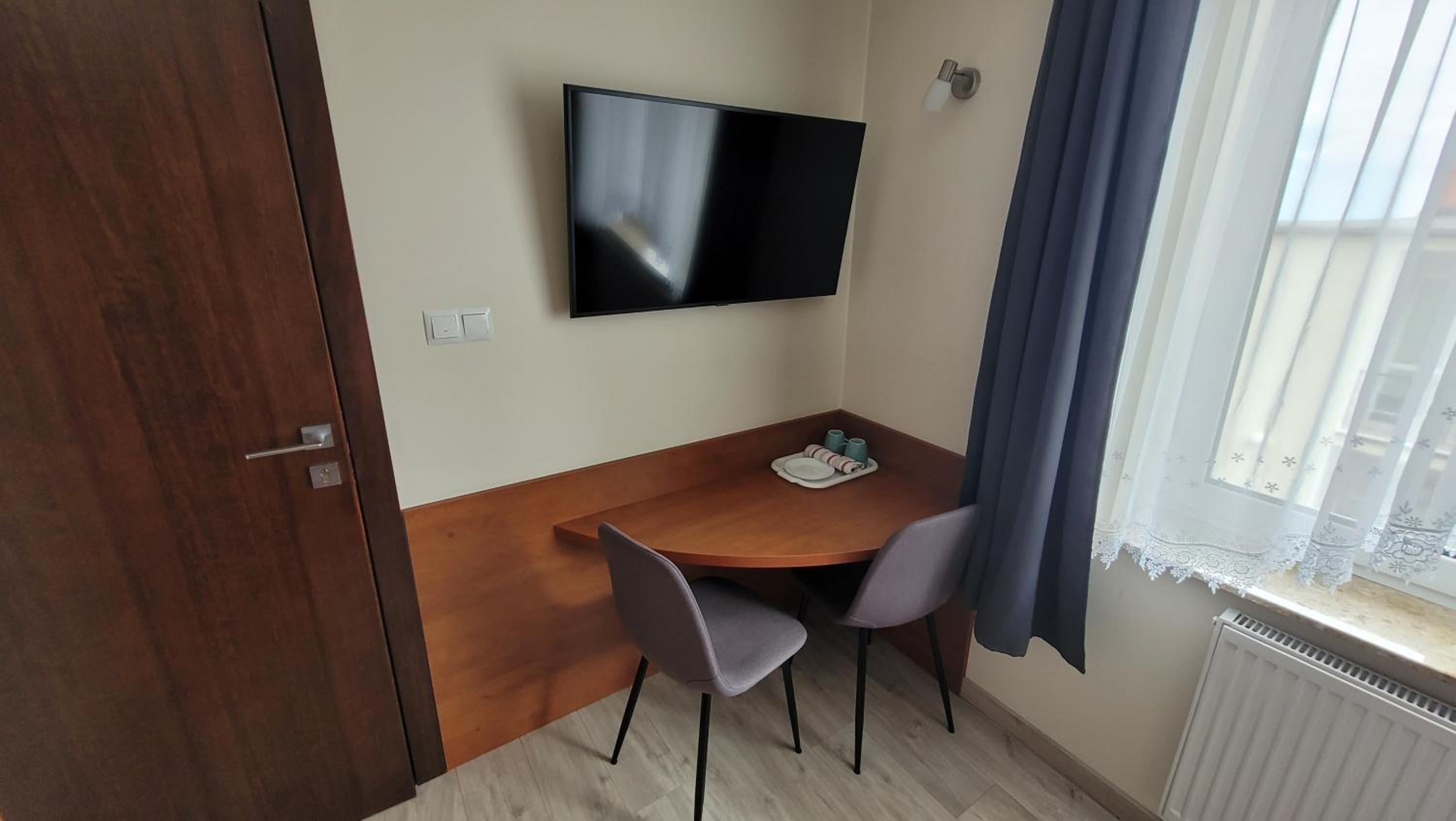 Queen Room with Shared Bathroom photo 3